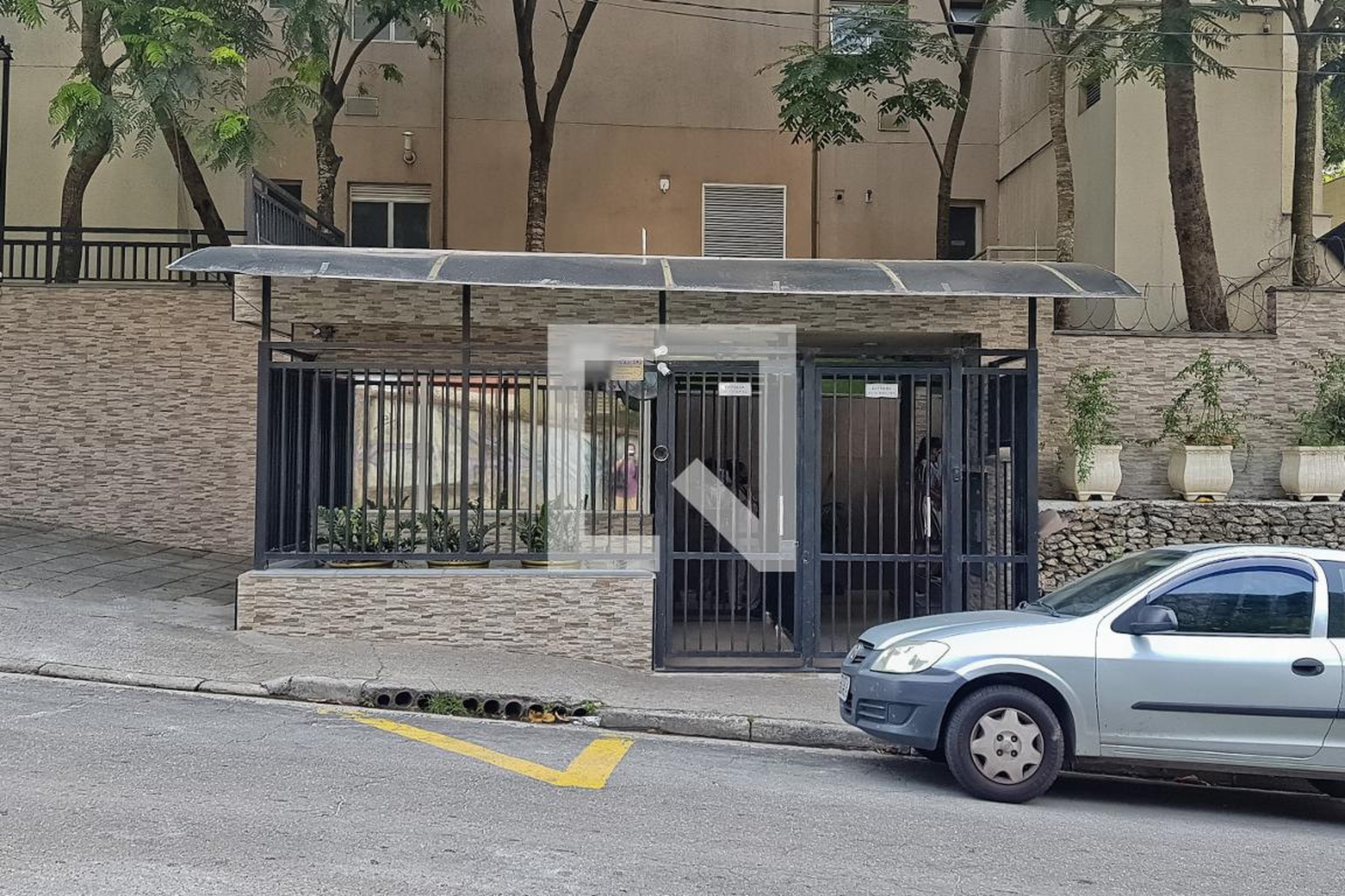 Fachada Condomínio em Rua Theófilo Azambuja, 54