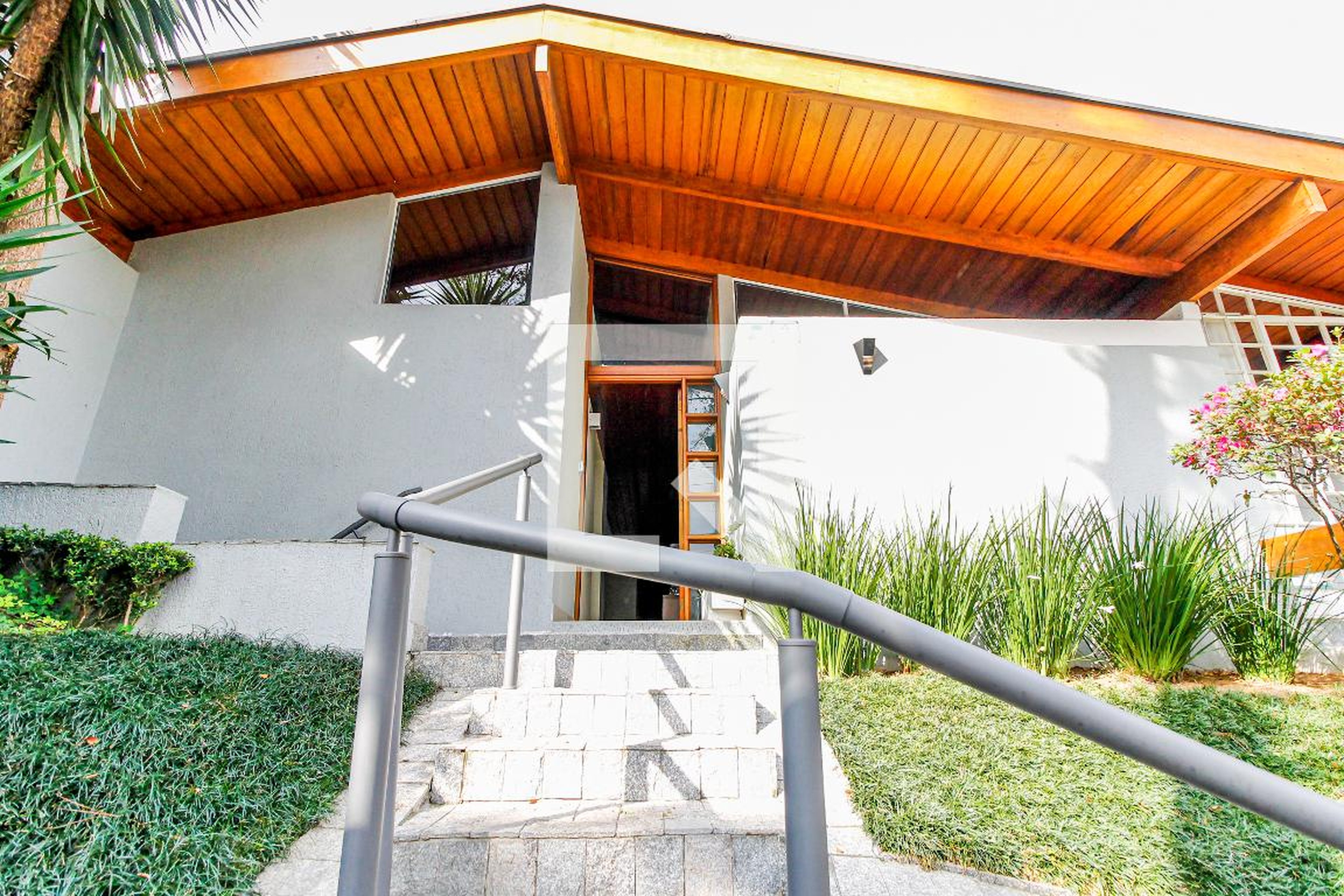 Fachada Condomínio em Alameda das Quaresmeiras, 68