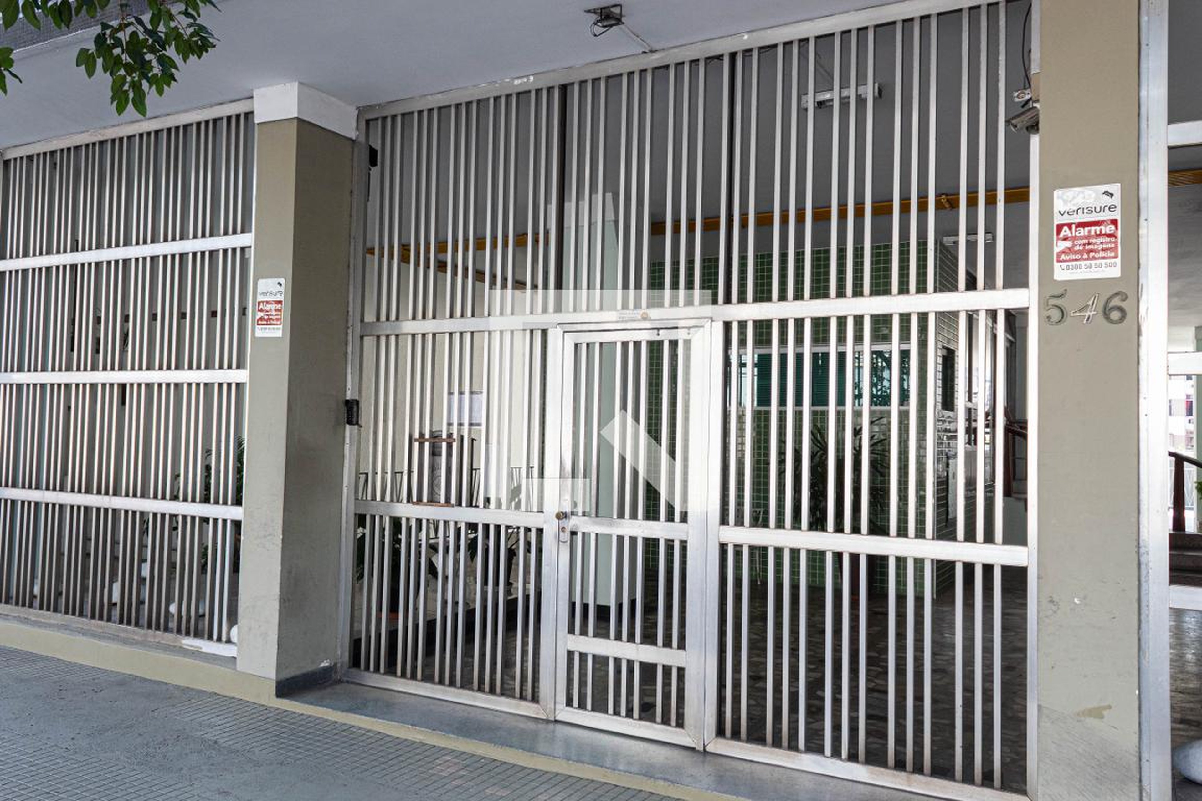 Fachada Condomínio em Rua Teodoro da Silva, 546