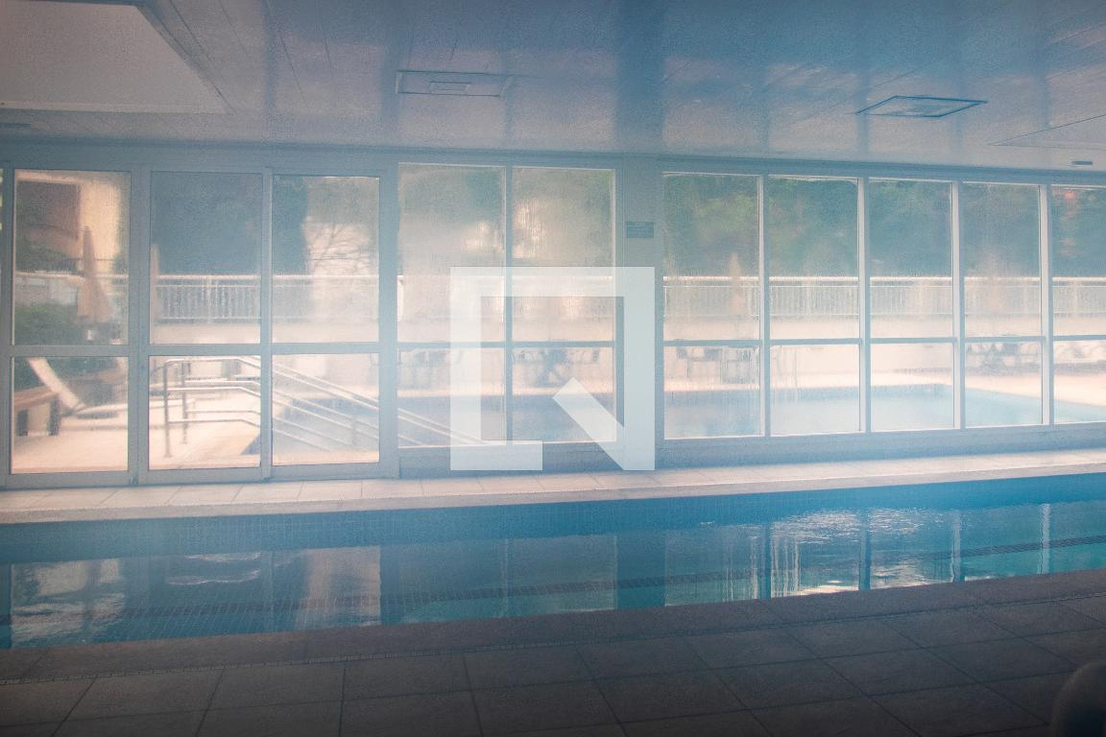Piscina Coberta - Via Jardins dos Ipês