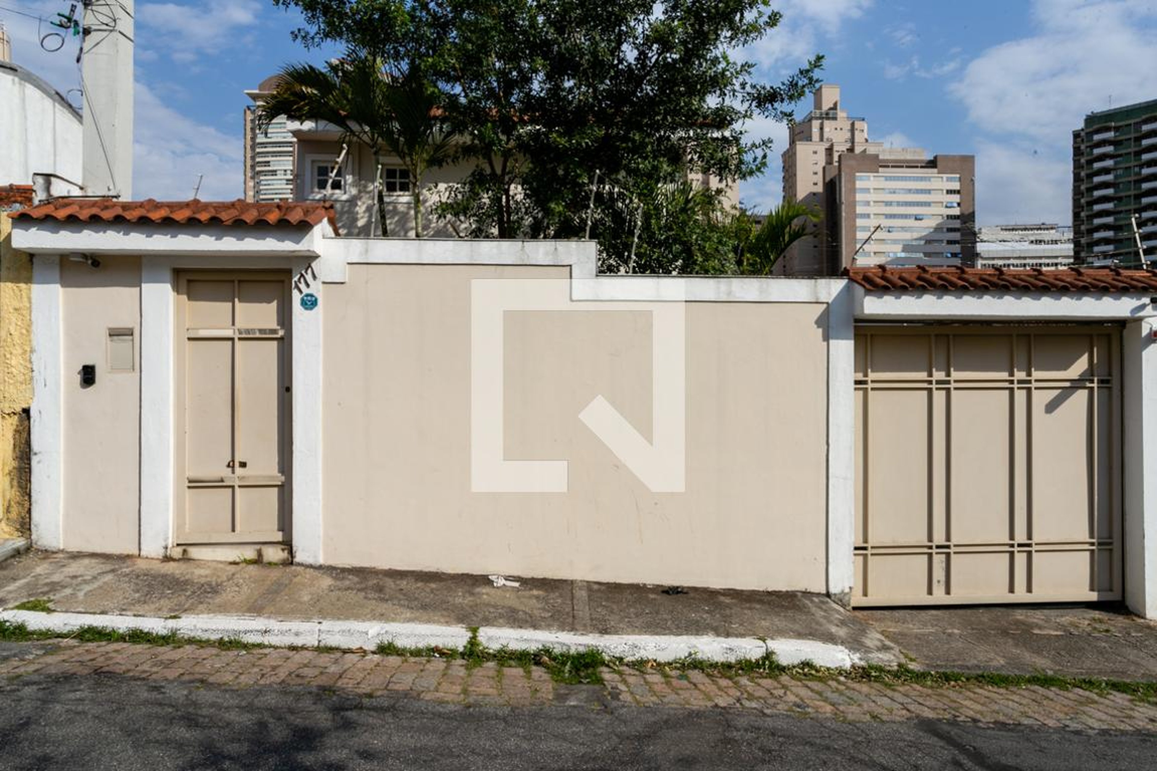 Fachada do condomínio Condomínio em Rua João de Castelhanos, 177