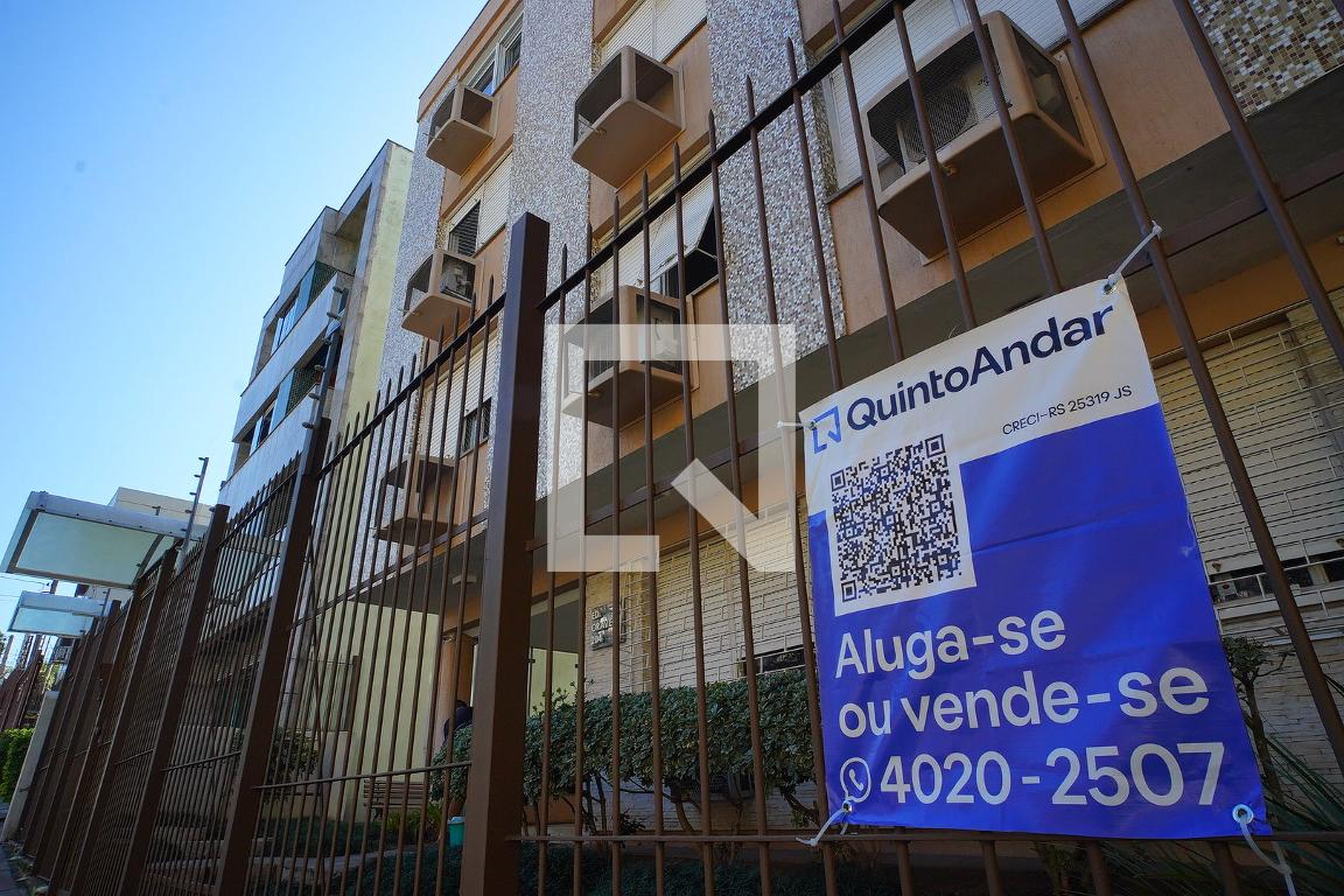 Fachada do Condomínio Condomínio Oravec