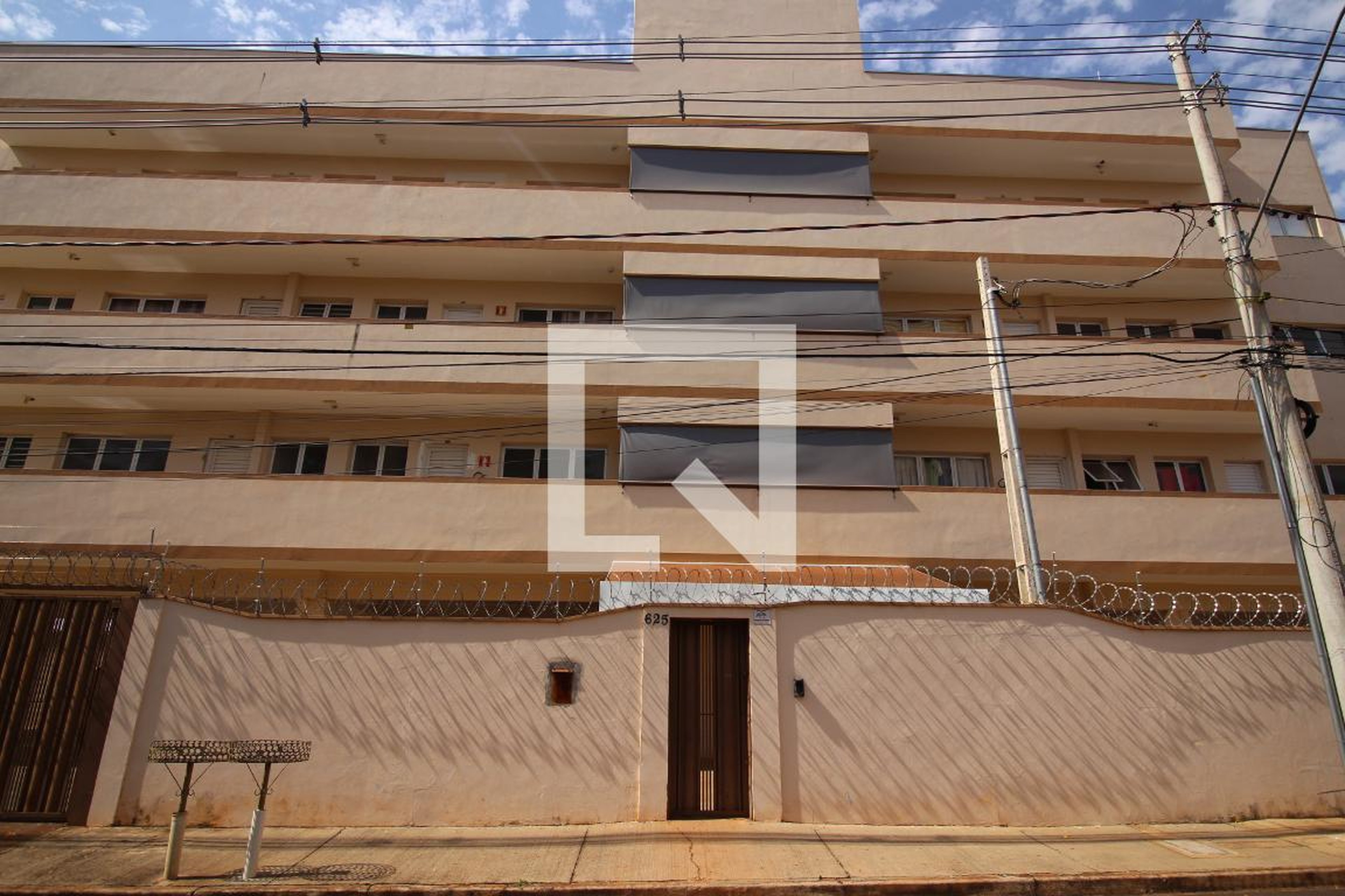 fachada Condomínio em Rua Carlos De Campos, 275