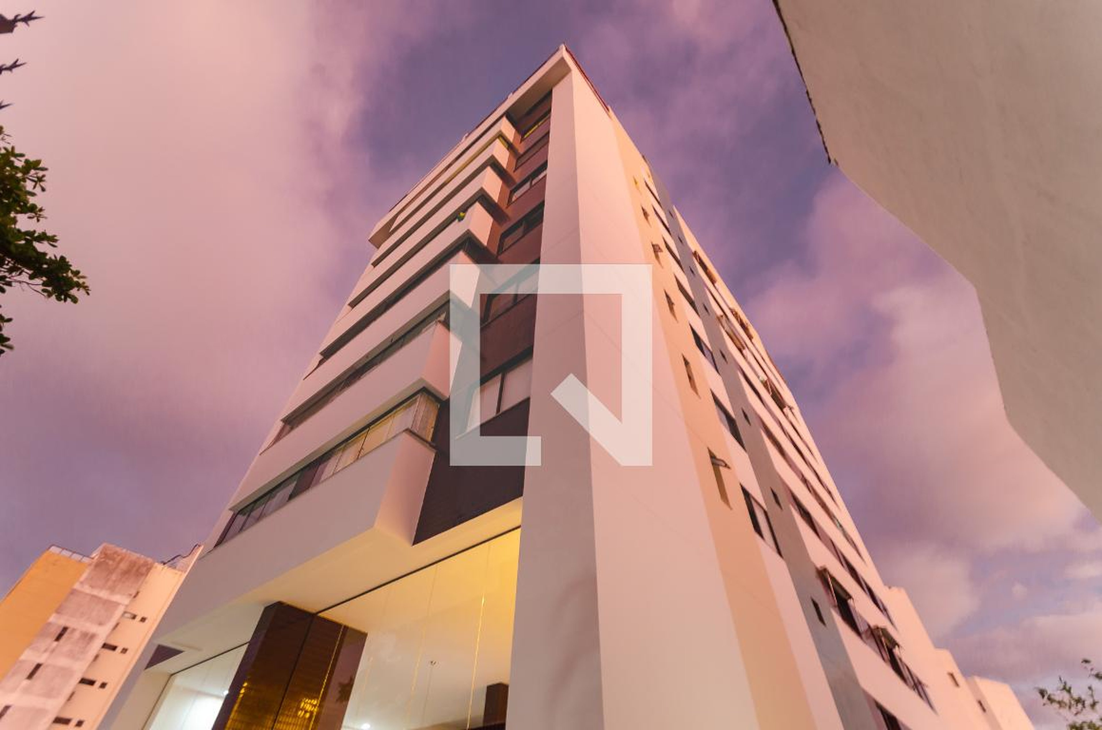 Fachada do Condomínio Condomínio Acupe Suítes