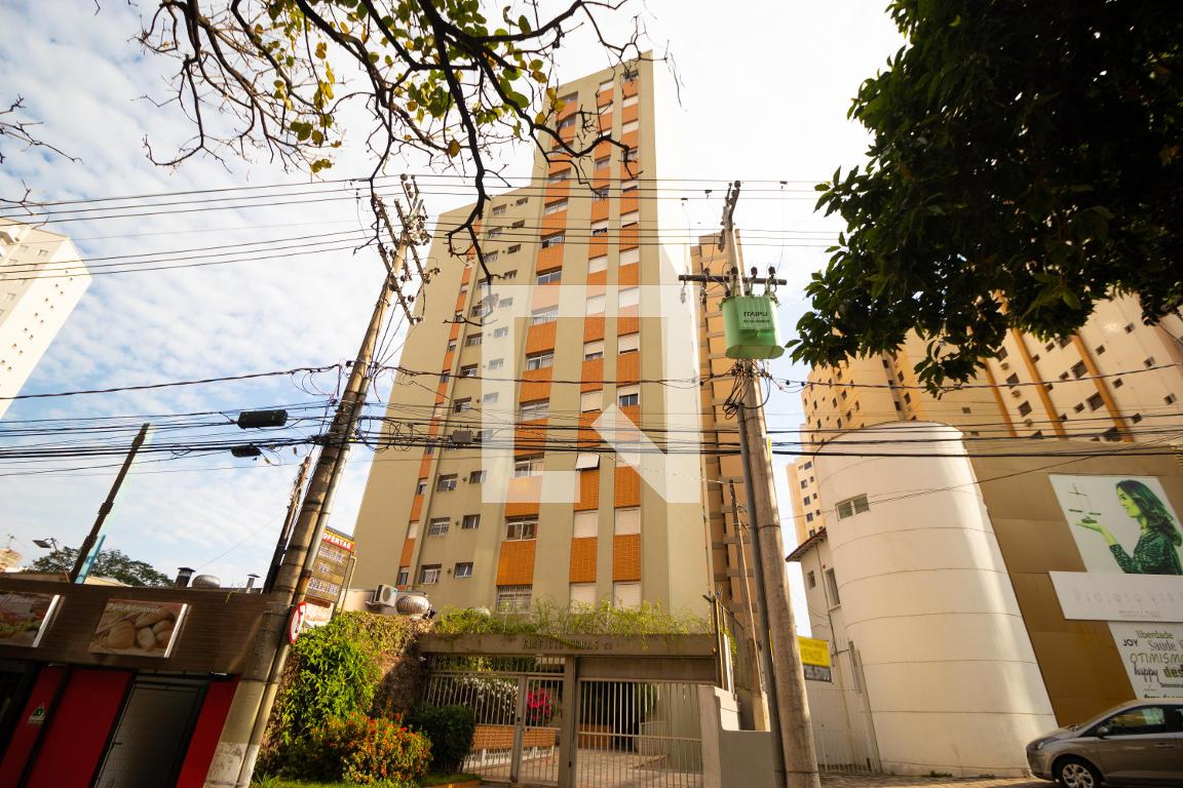 Fachada Condomínio em Rua Doutor Guilherme da Silva, 53