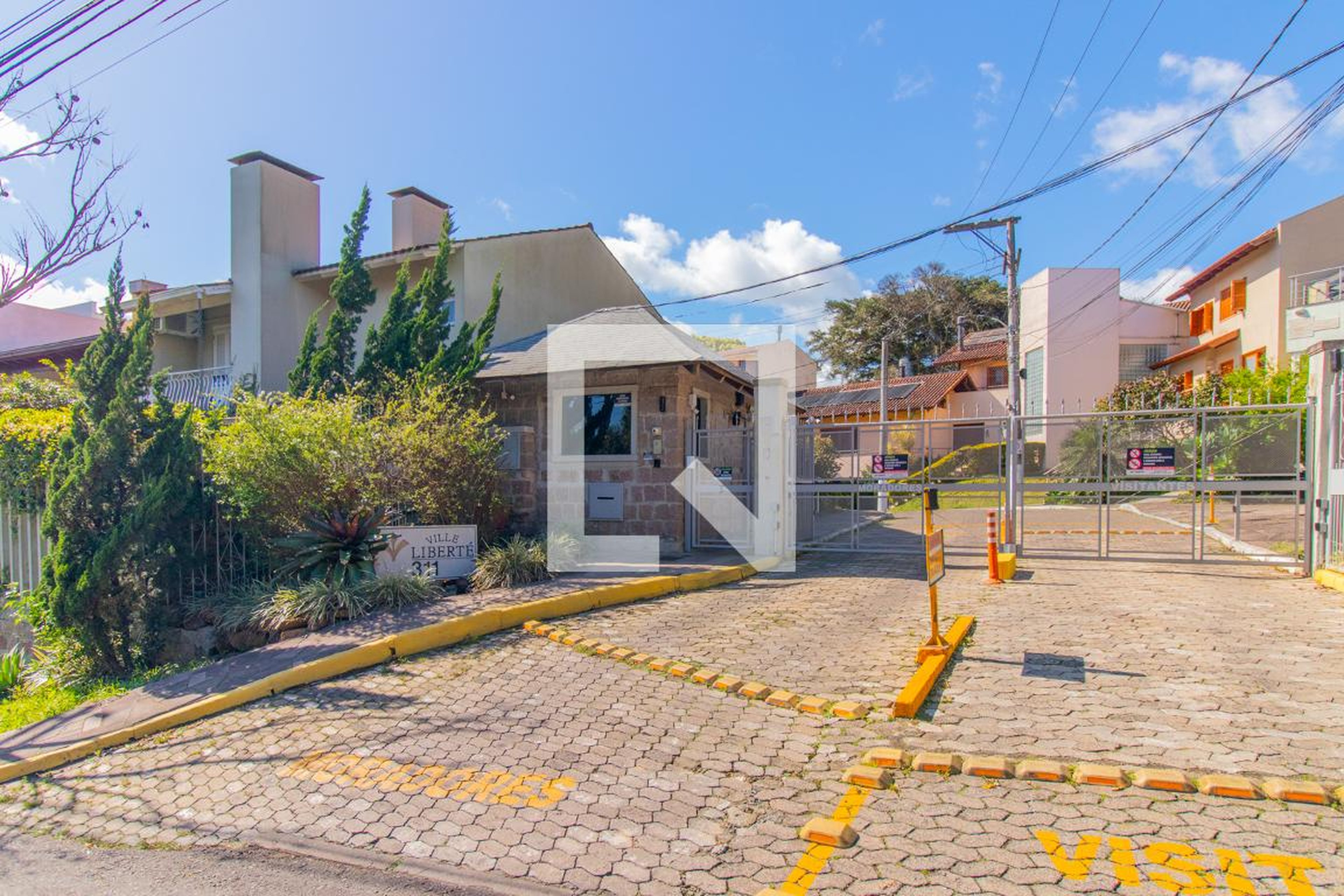 Fachada Condomínio em Rua Adriano Pereira da Silva, 331