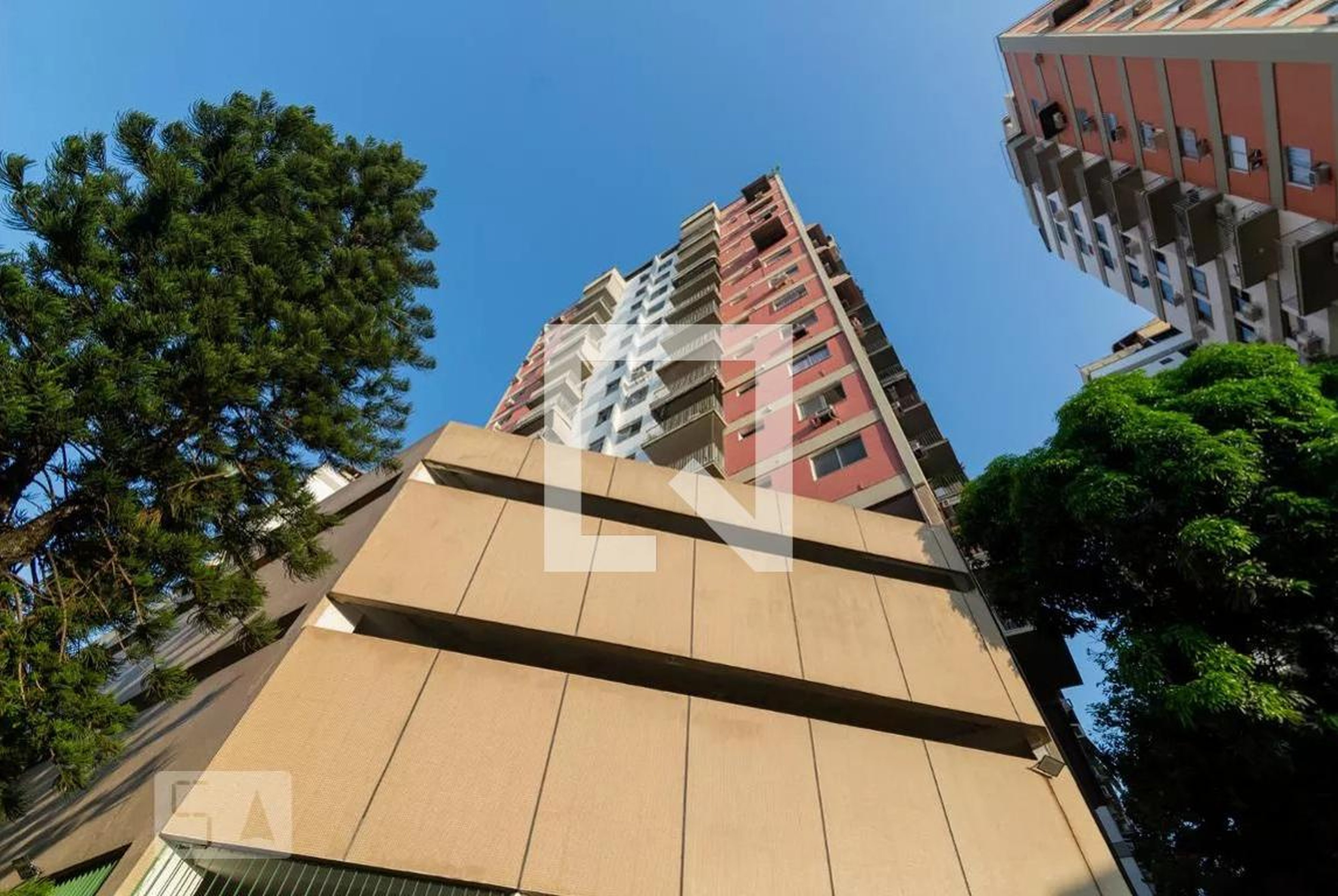 Fachada Condomínio em Rua Barão de Pirassinunga, 401