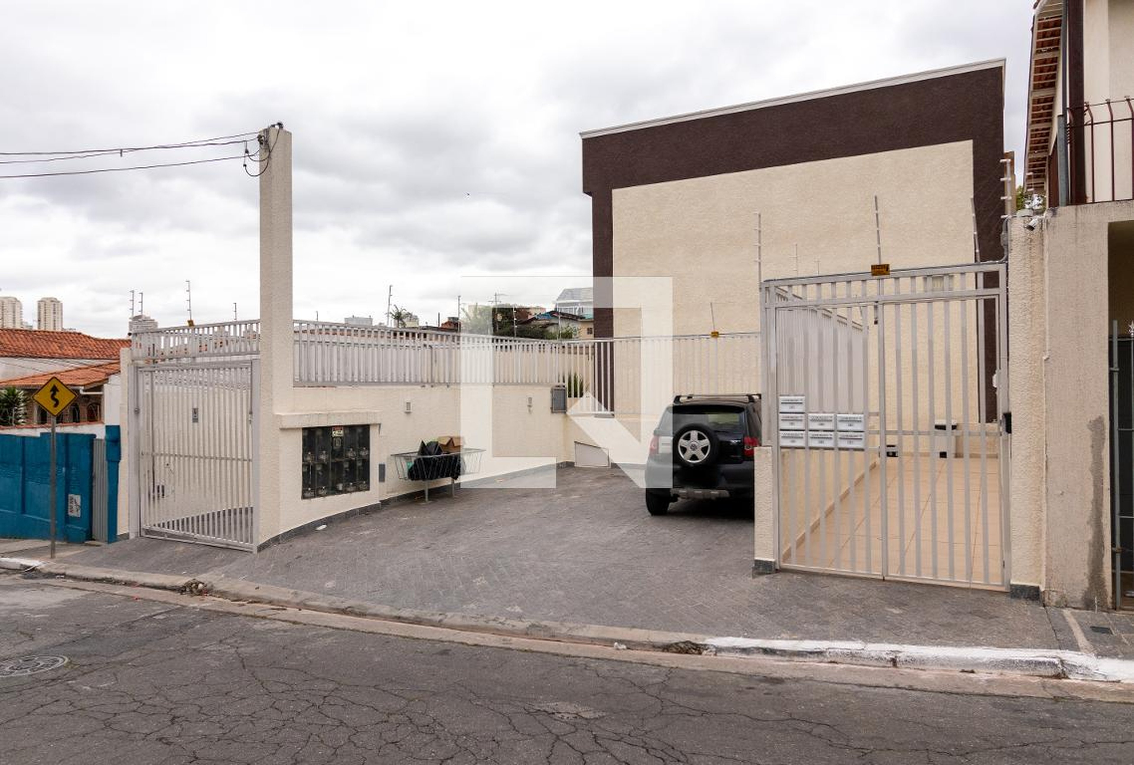 Fachada do Condomínio Condomínio em Rua Padre Roser, 171