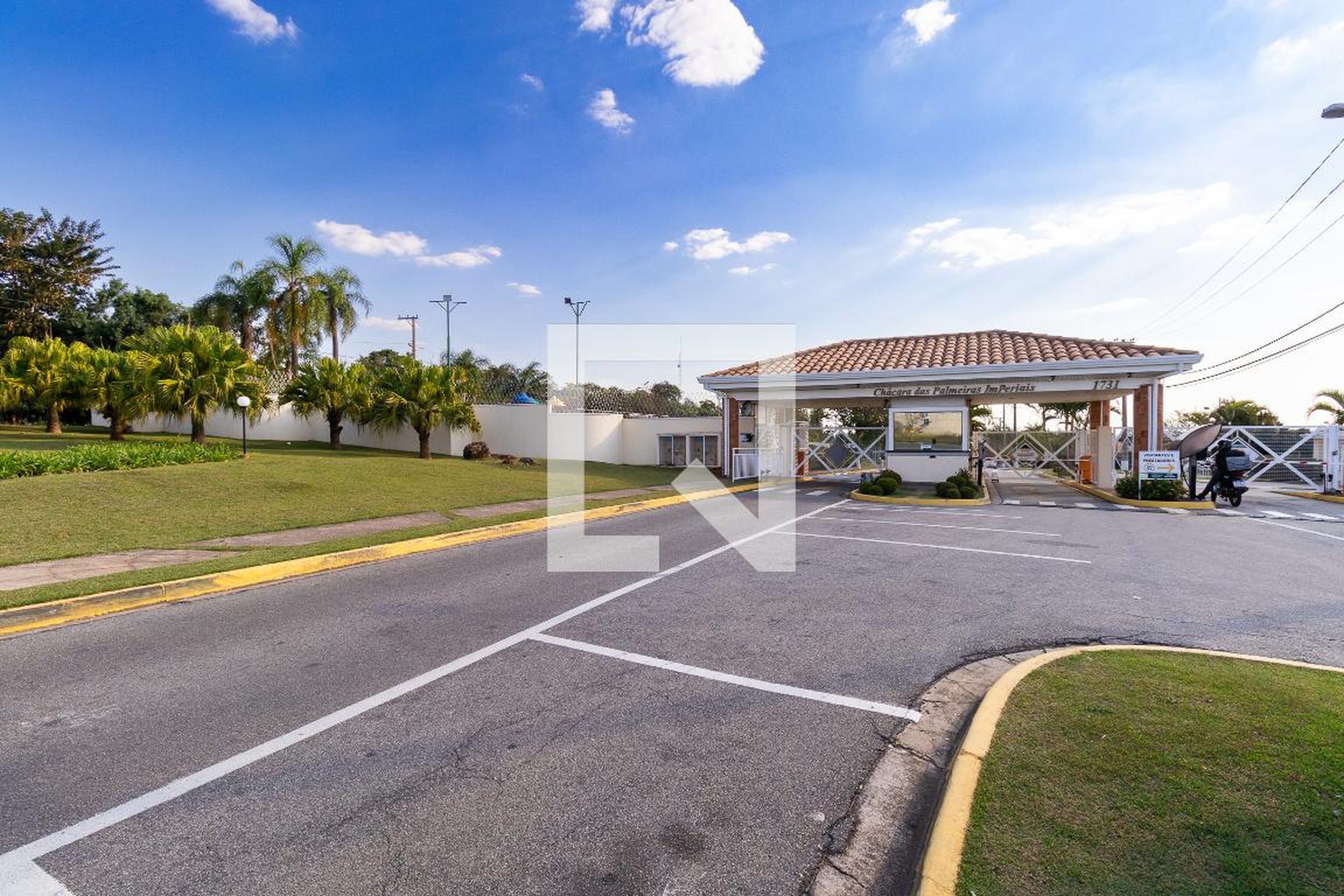 Fachada do Condomínio Condomínio Chácara das Palmeiras Imperiais