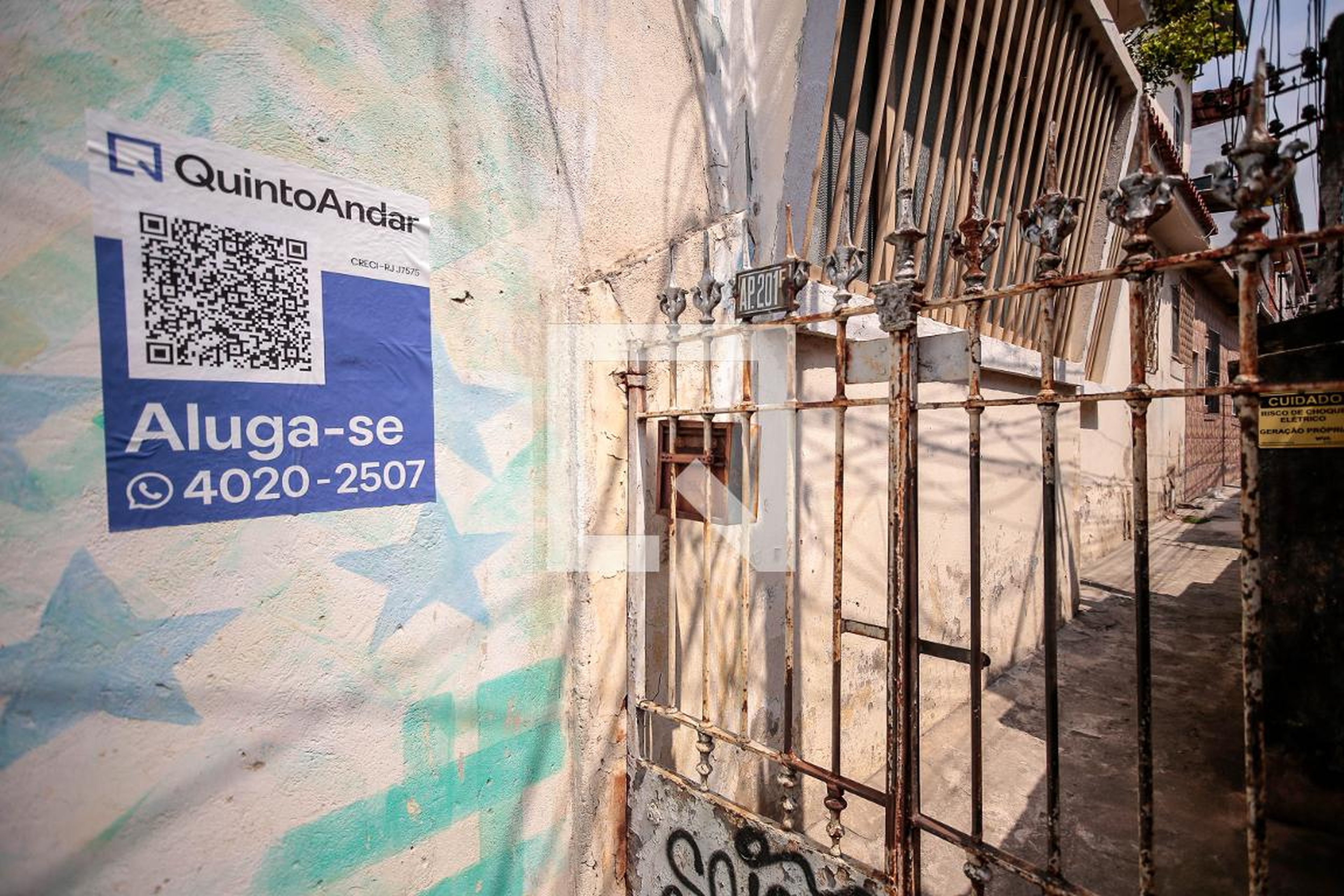 Fachada Condomínio em Rua Assis Carneiro, 474