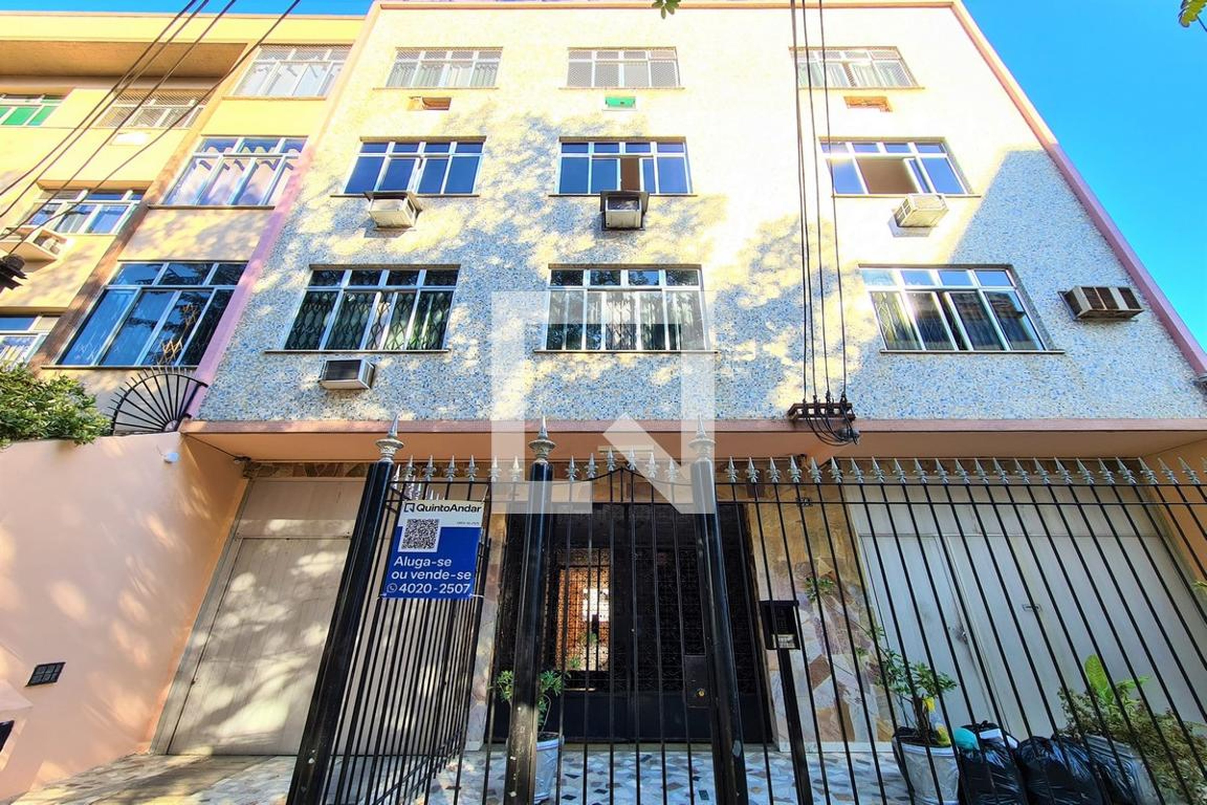 Fachada Condomínio em Rua Flack, 56