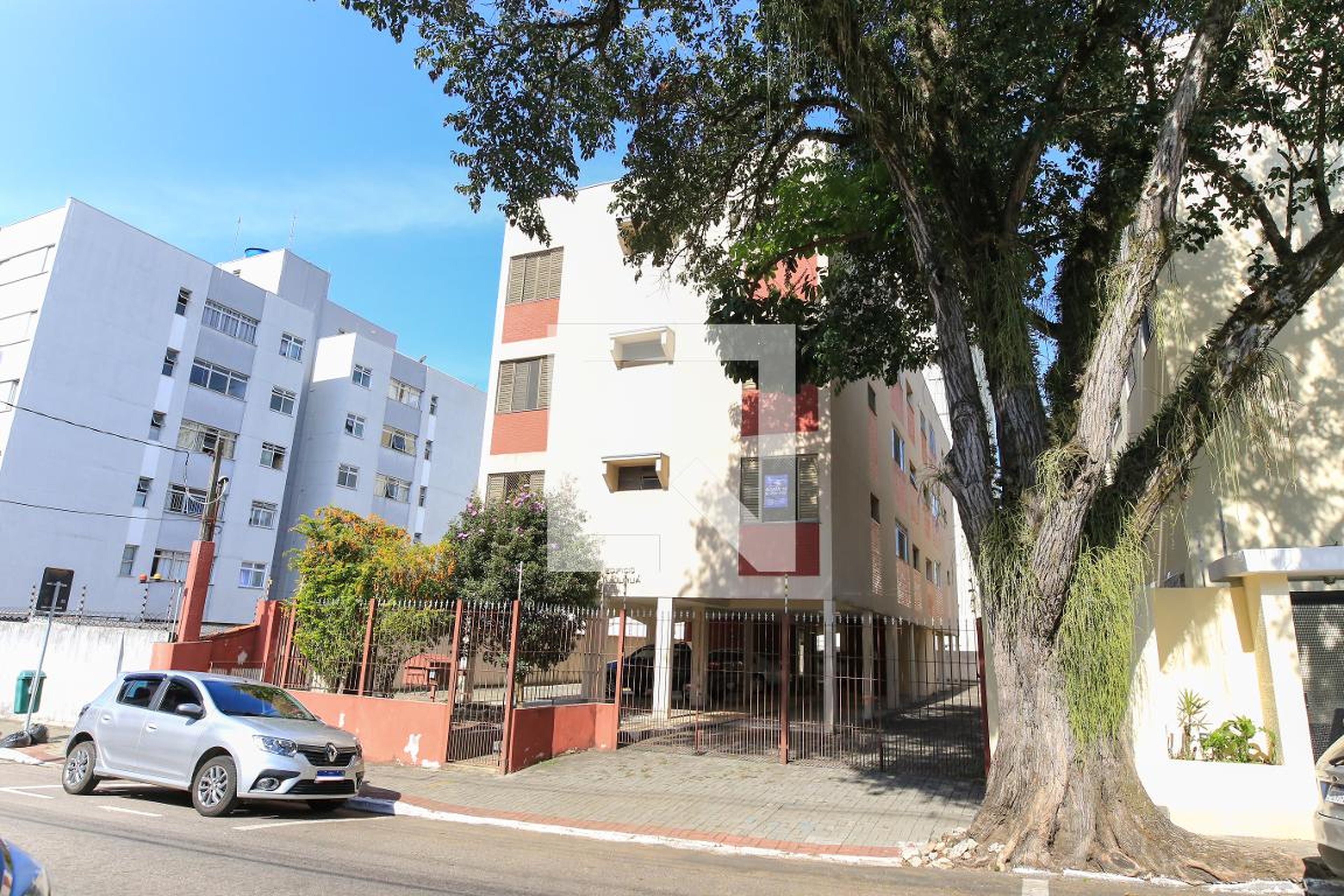 Fachada Condomínio em Rua Comendador Remo Cesaroni, 167