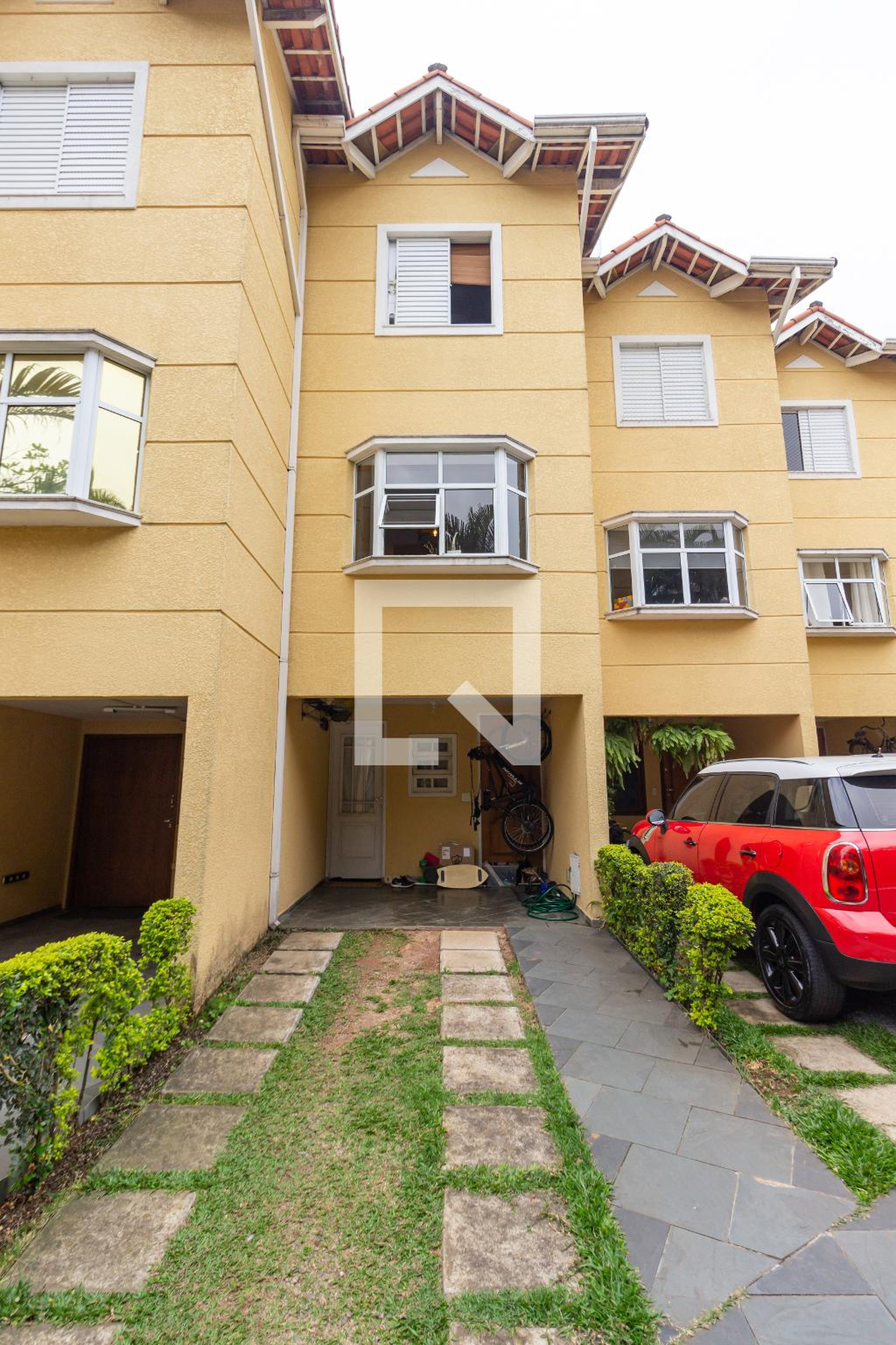 Fachada Condomínio em Rua Padre Camilo O P, 85