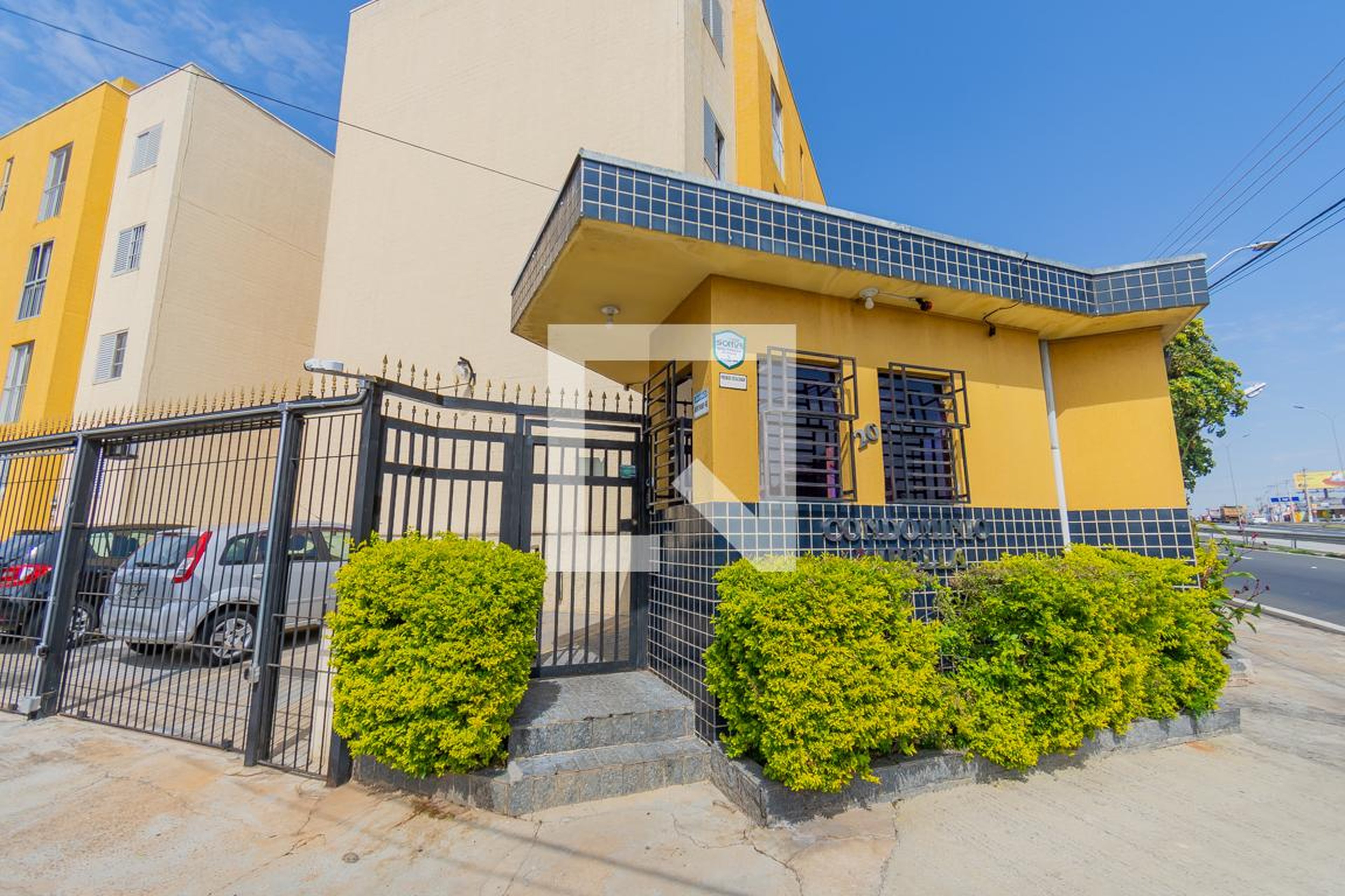 Fachada do Condomínio Condomínio Mirela