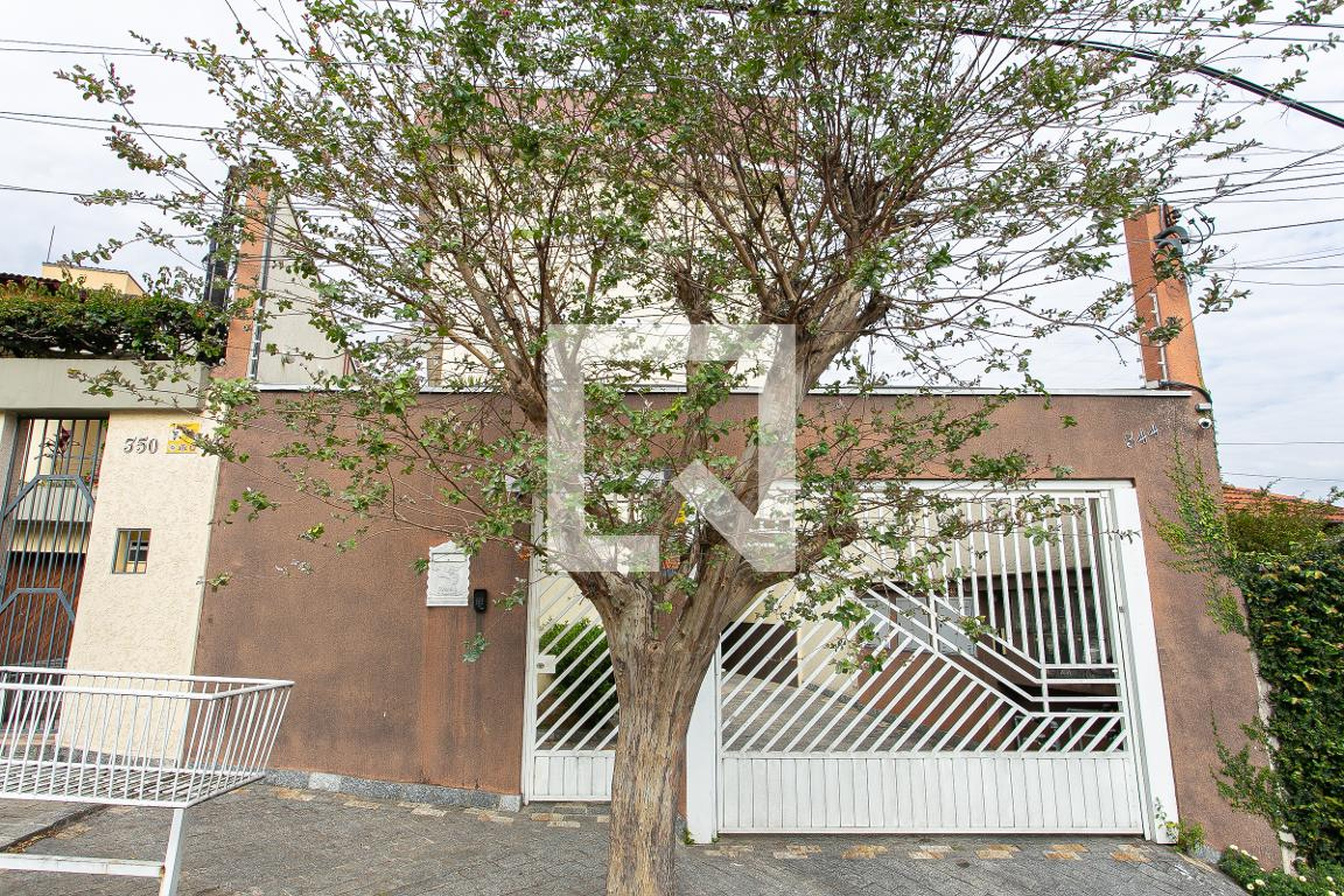 Fachada do Condomínio Condomínio em Rua Coronel Donato, 344