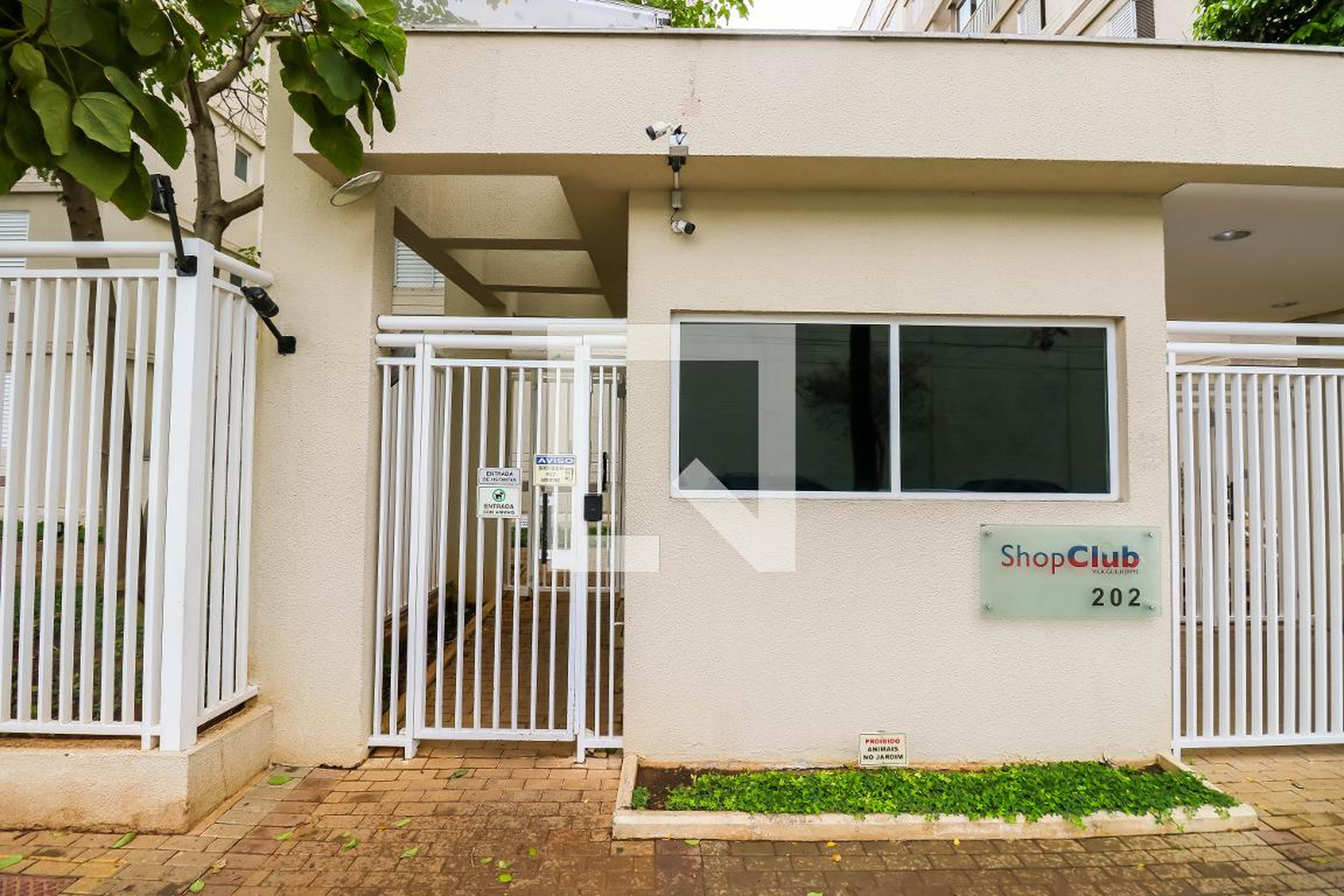 Fachada Condomínio em Rua Eduardo Leopoldo, 203