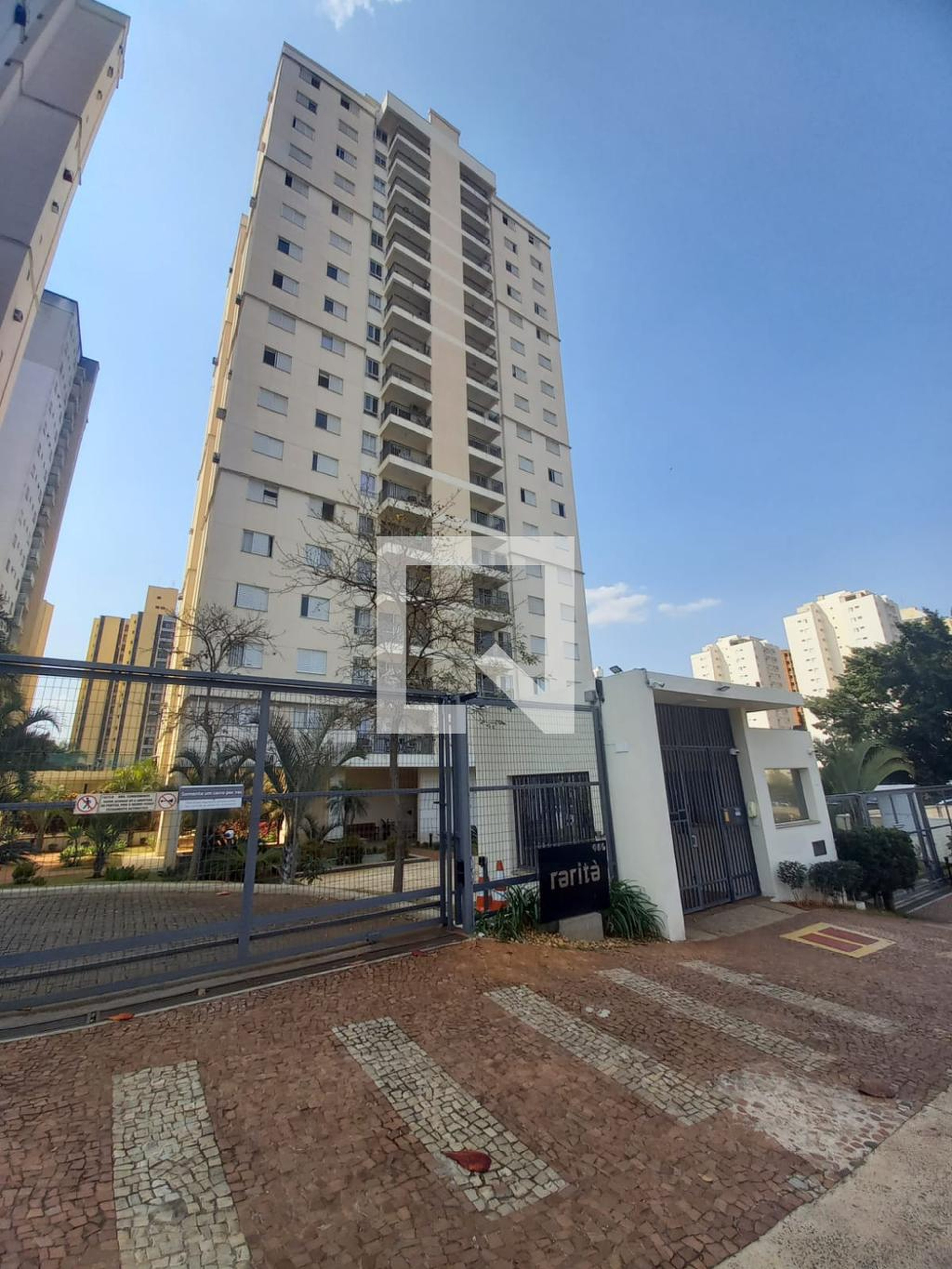 Fachada do Condomínio Condomínio Rarita