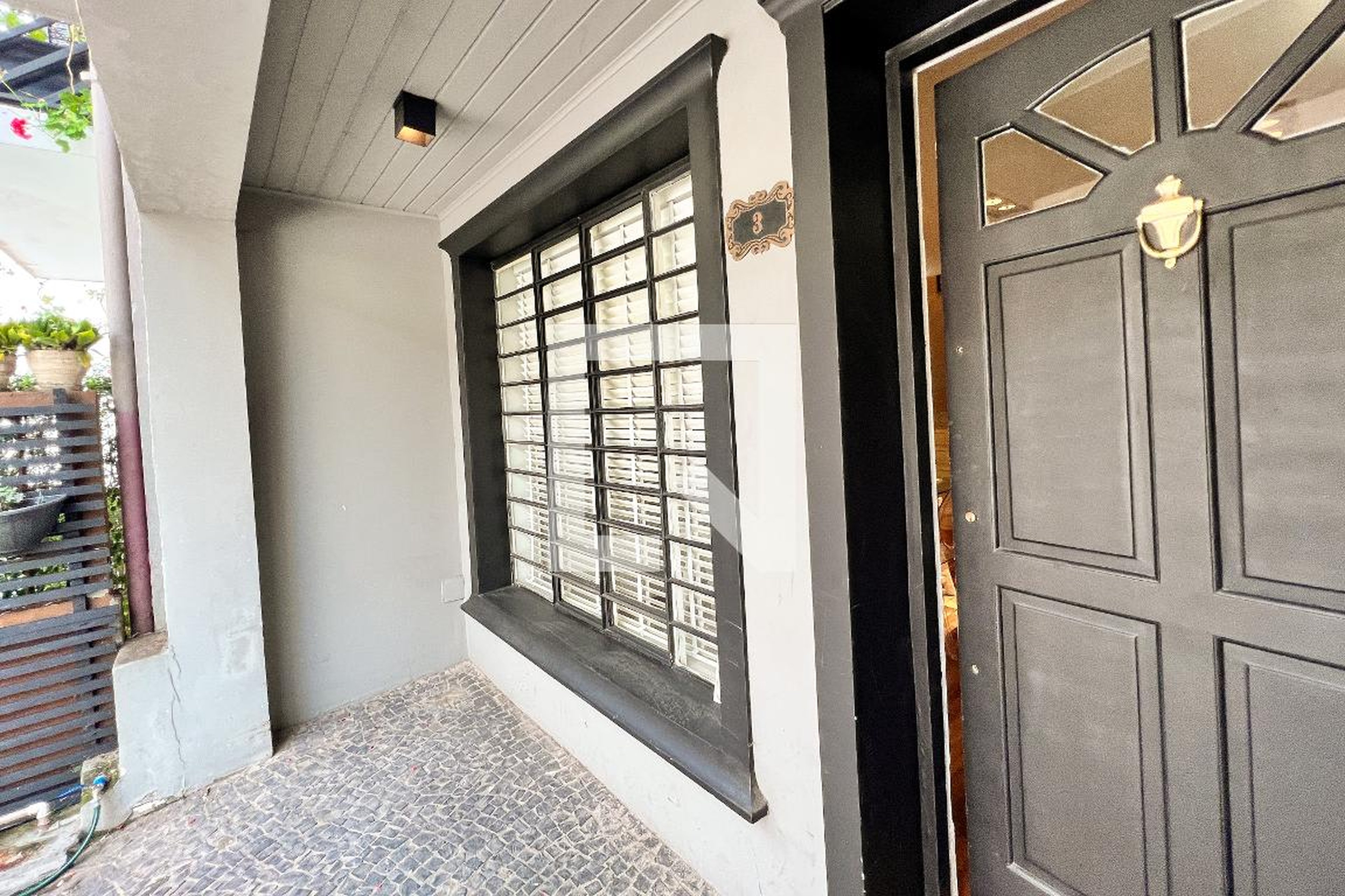 Fachada Condomínio em Travessa Roberto Douglas Machado, 284