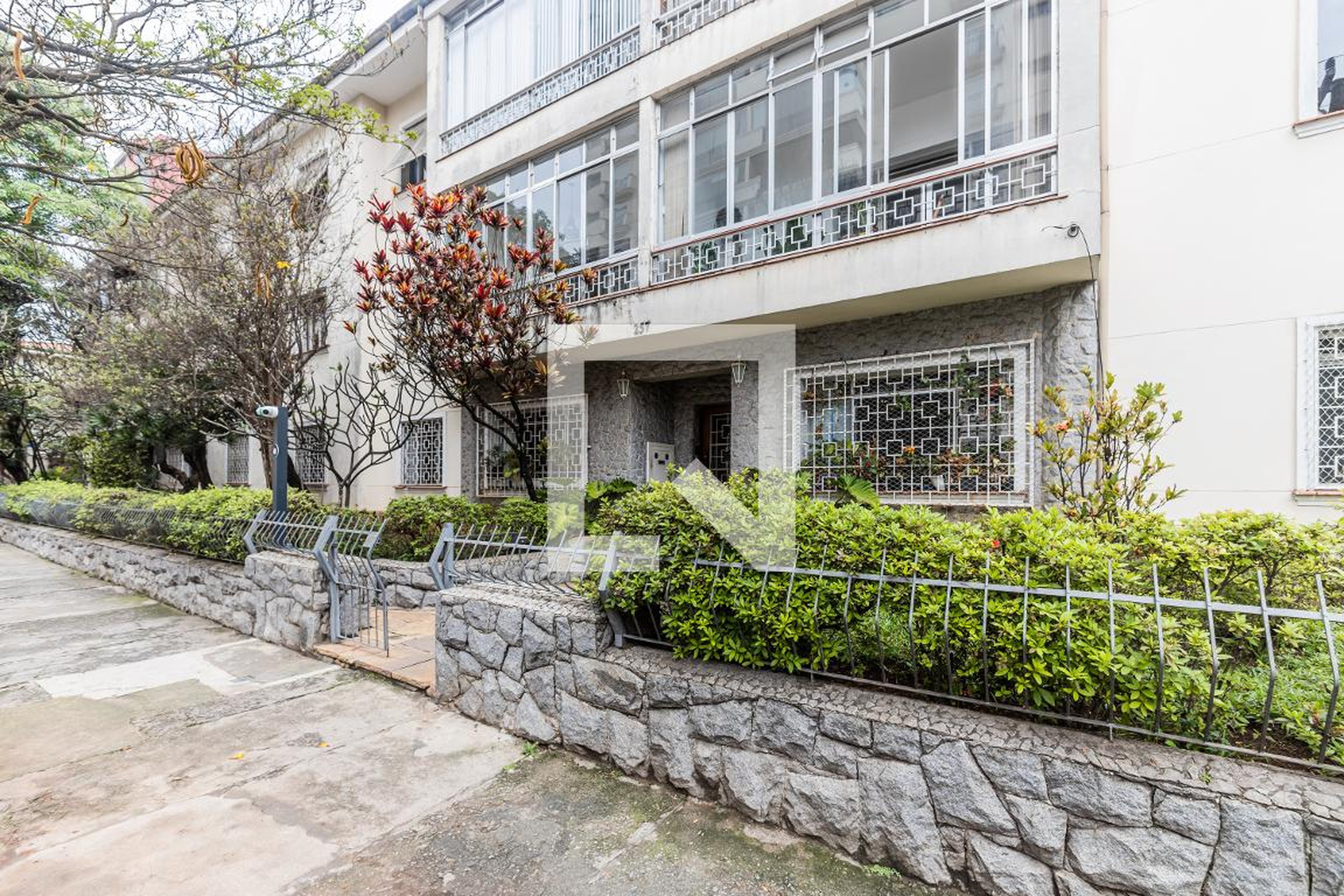 Fachada do Condomínio Condomínio Munira