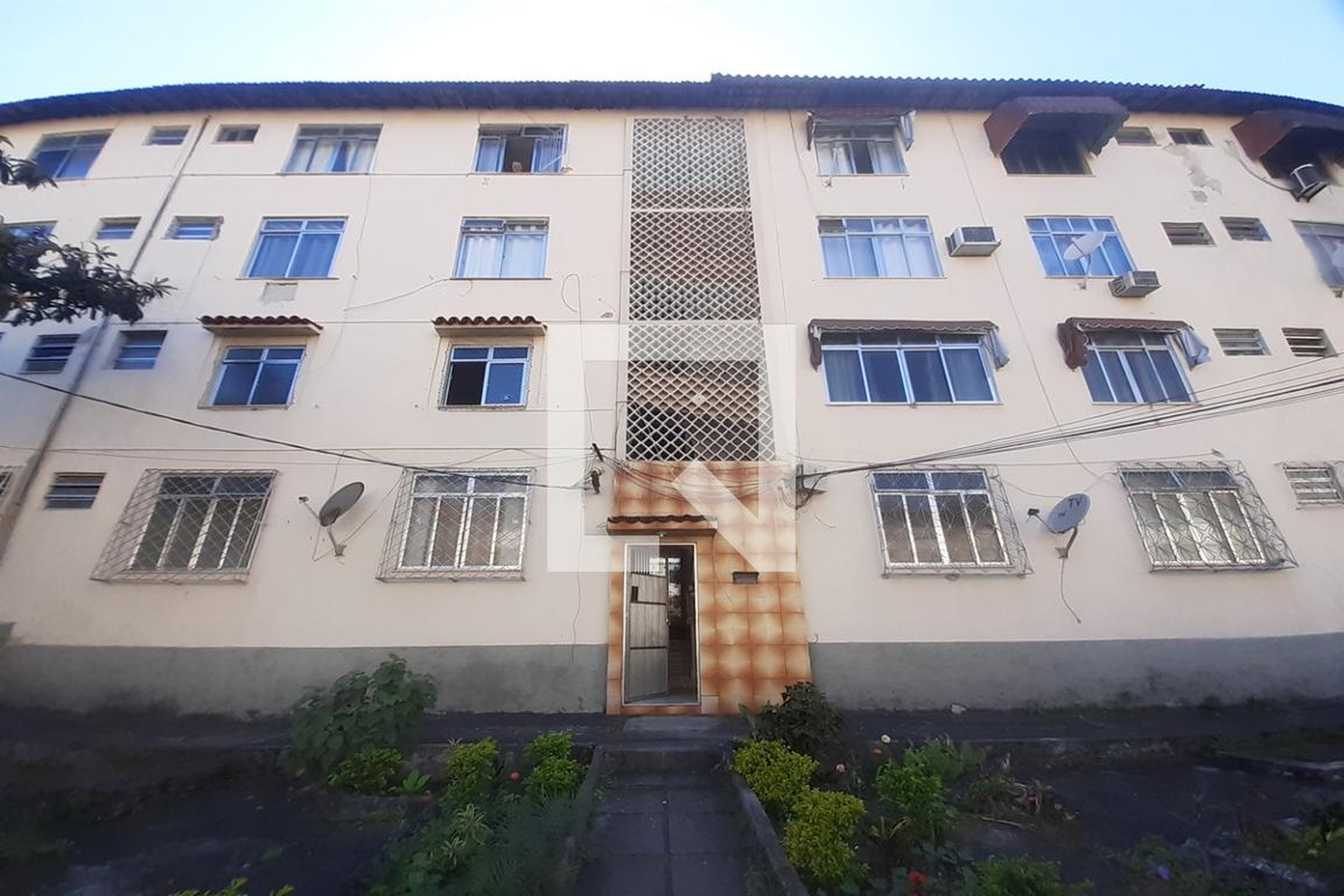 Fachada Condomínio em Rua Volta Grande, 4