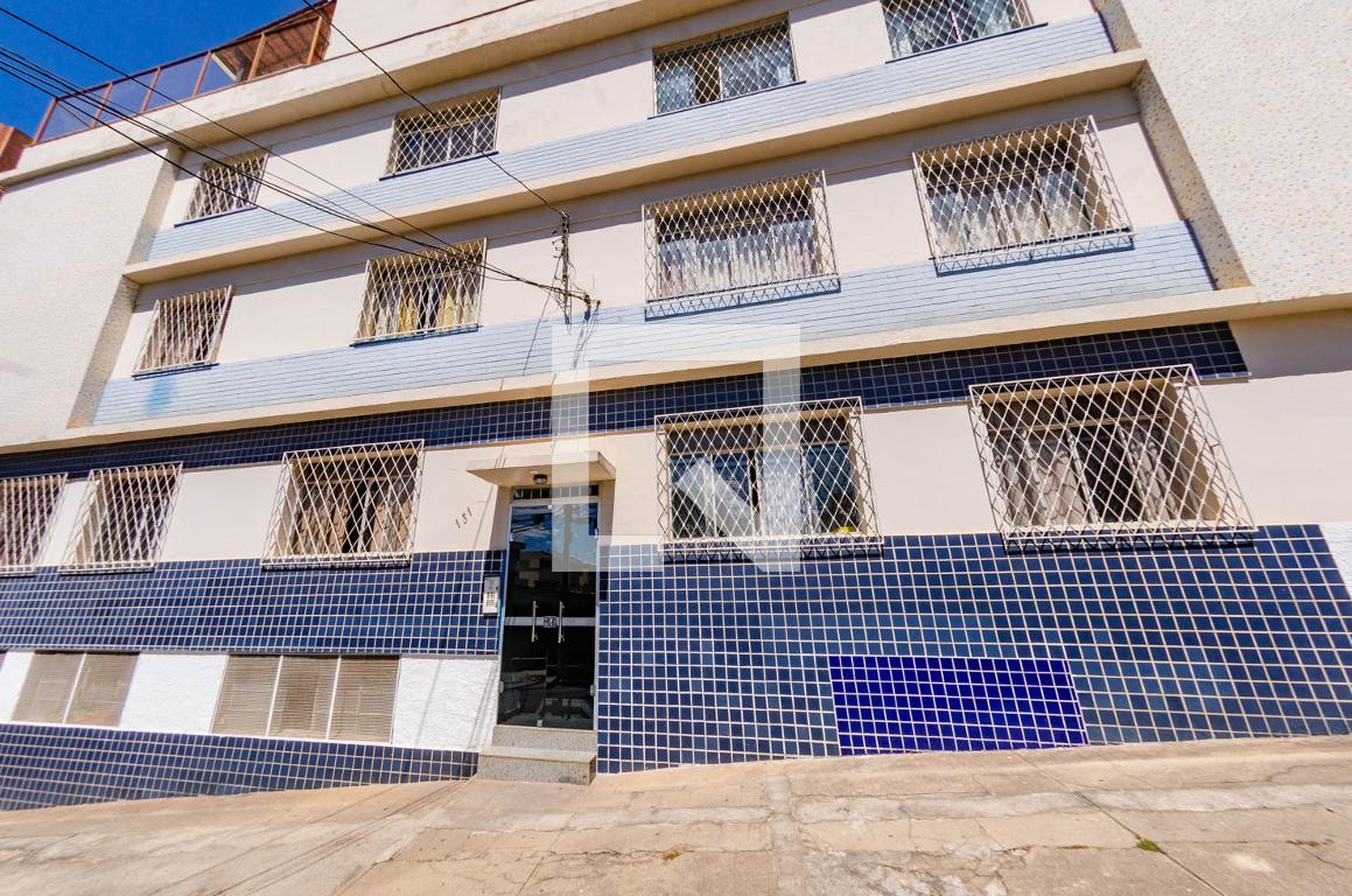 Fachada Condomínio em Rua das Camélias, 131