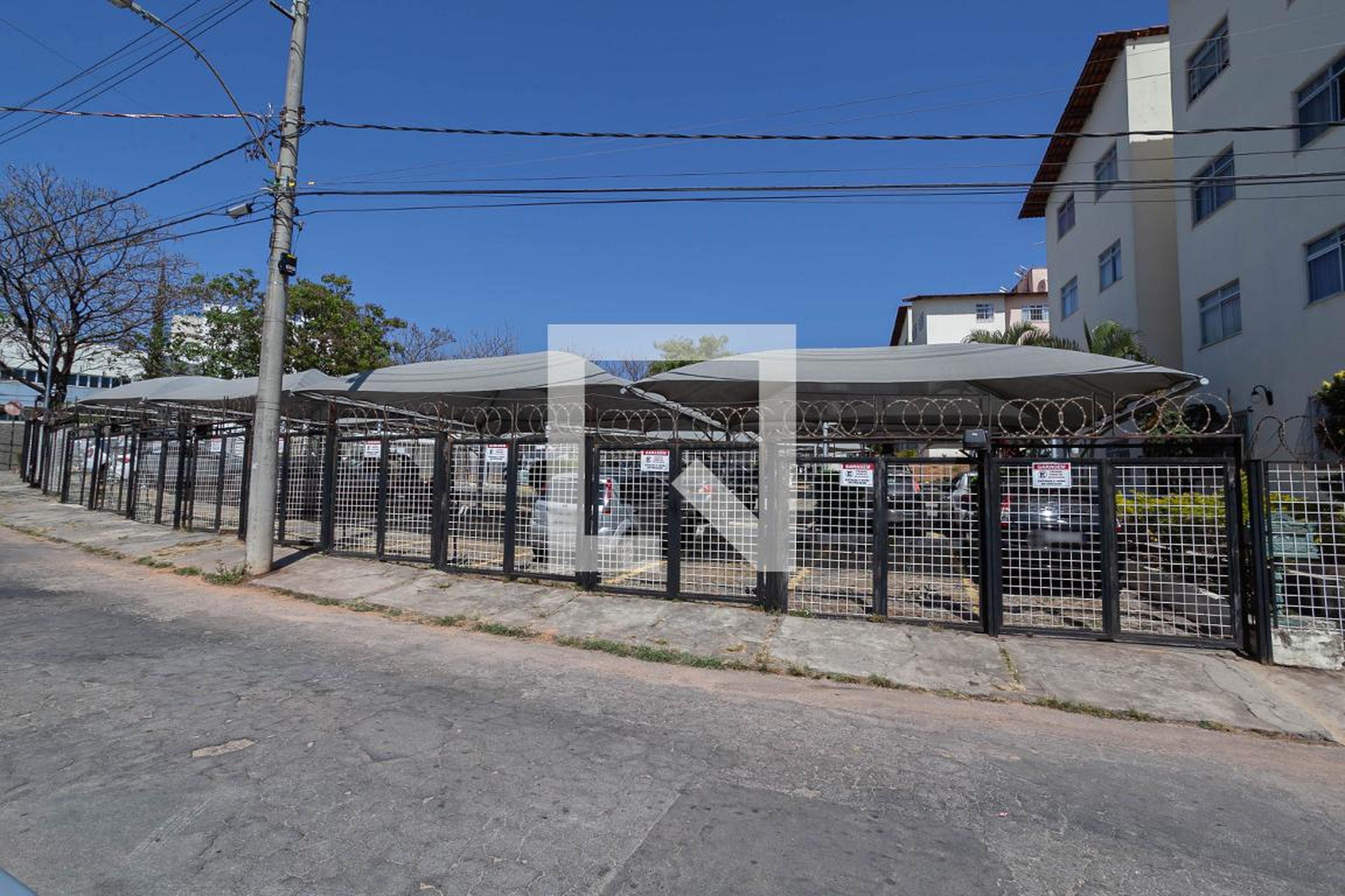 Fachada do condomínio Condomínio em Rua Lila Borja, 21