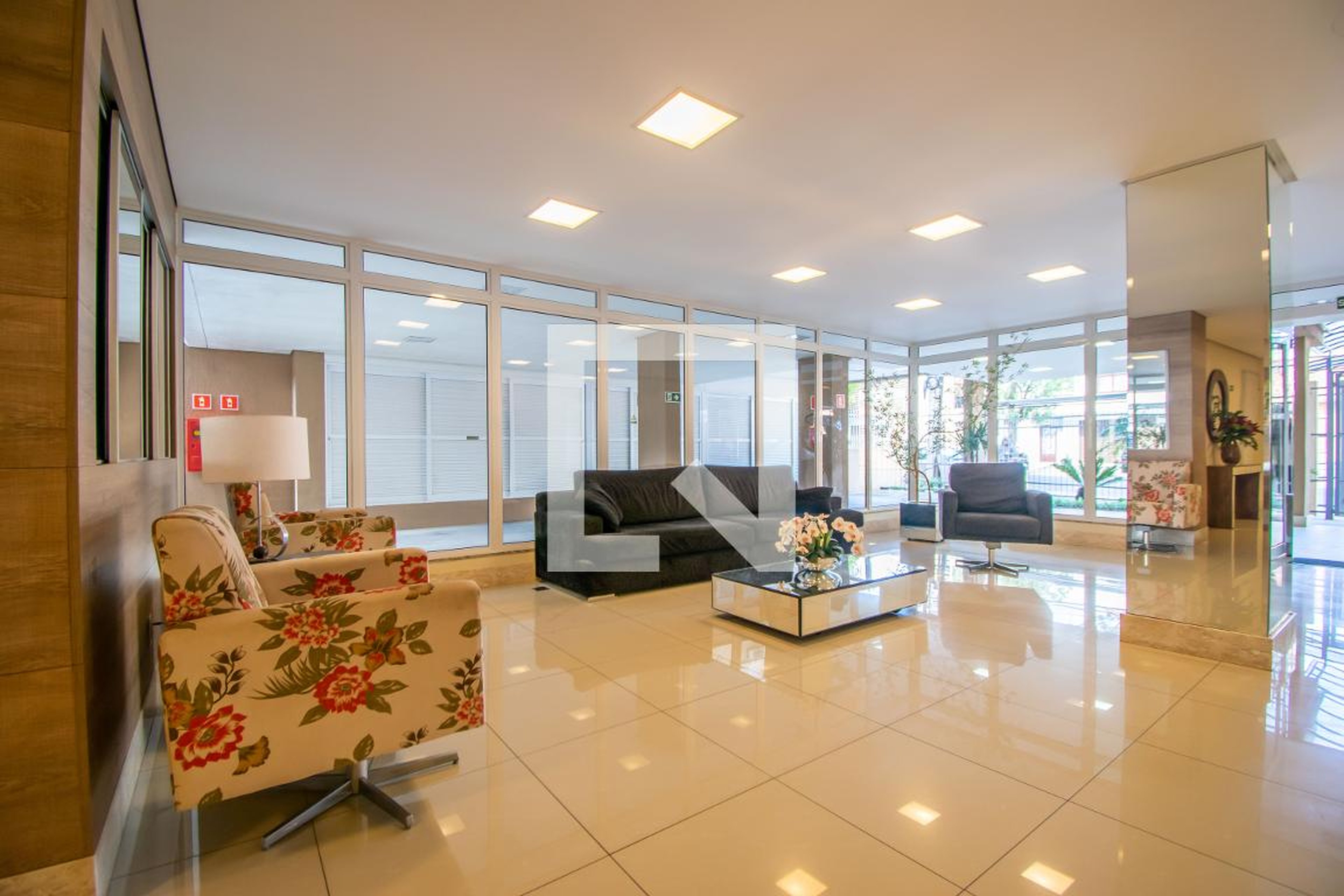 Hall Social - Lovely Santana