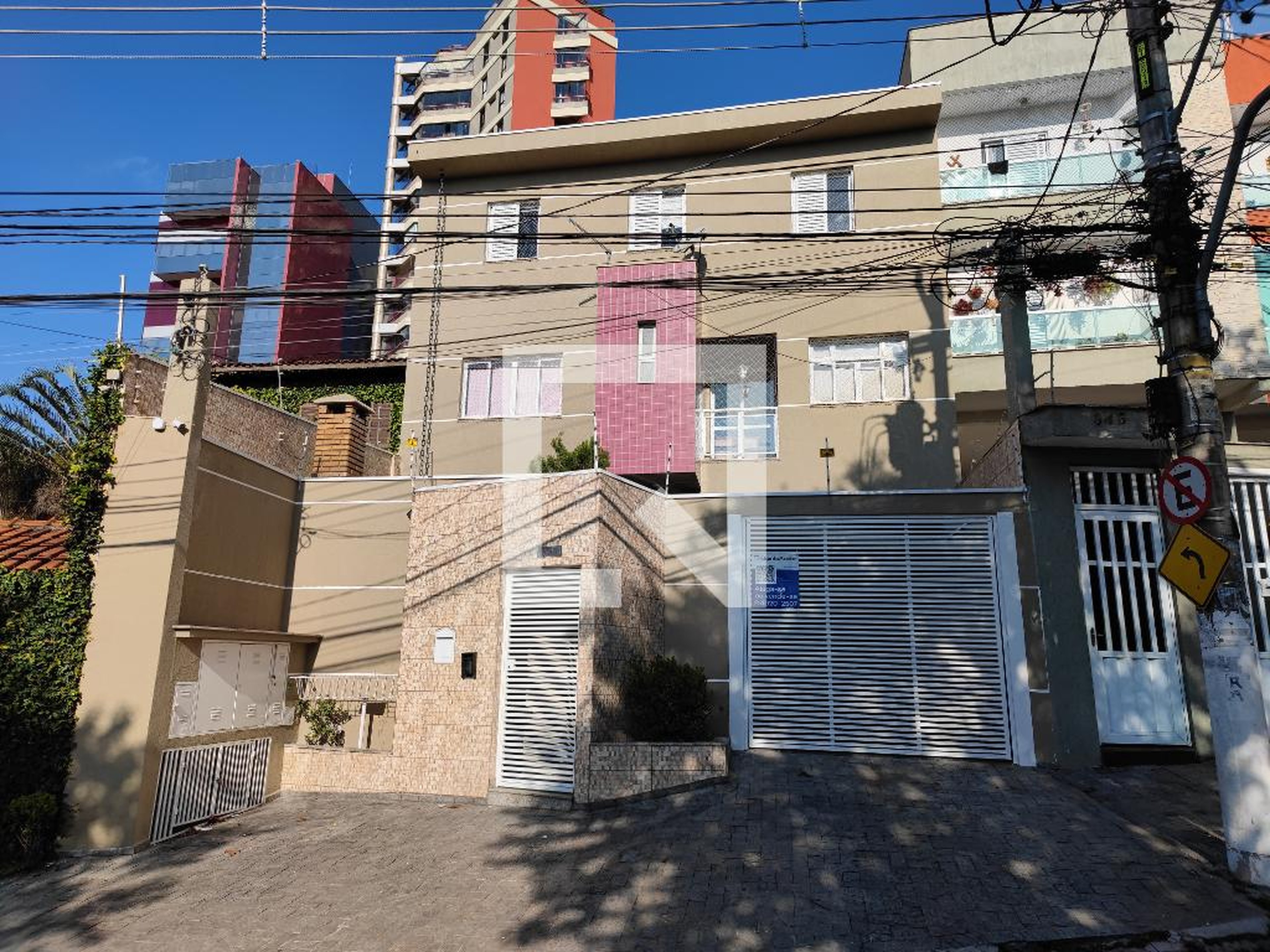 Fachada Condomínio em Rua Adolfo Bastos, 841