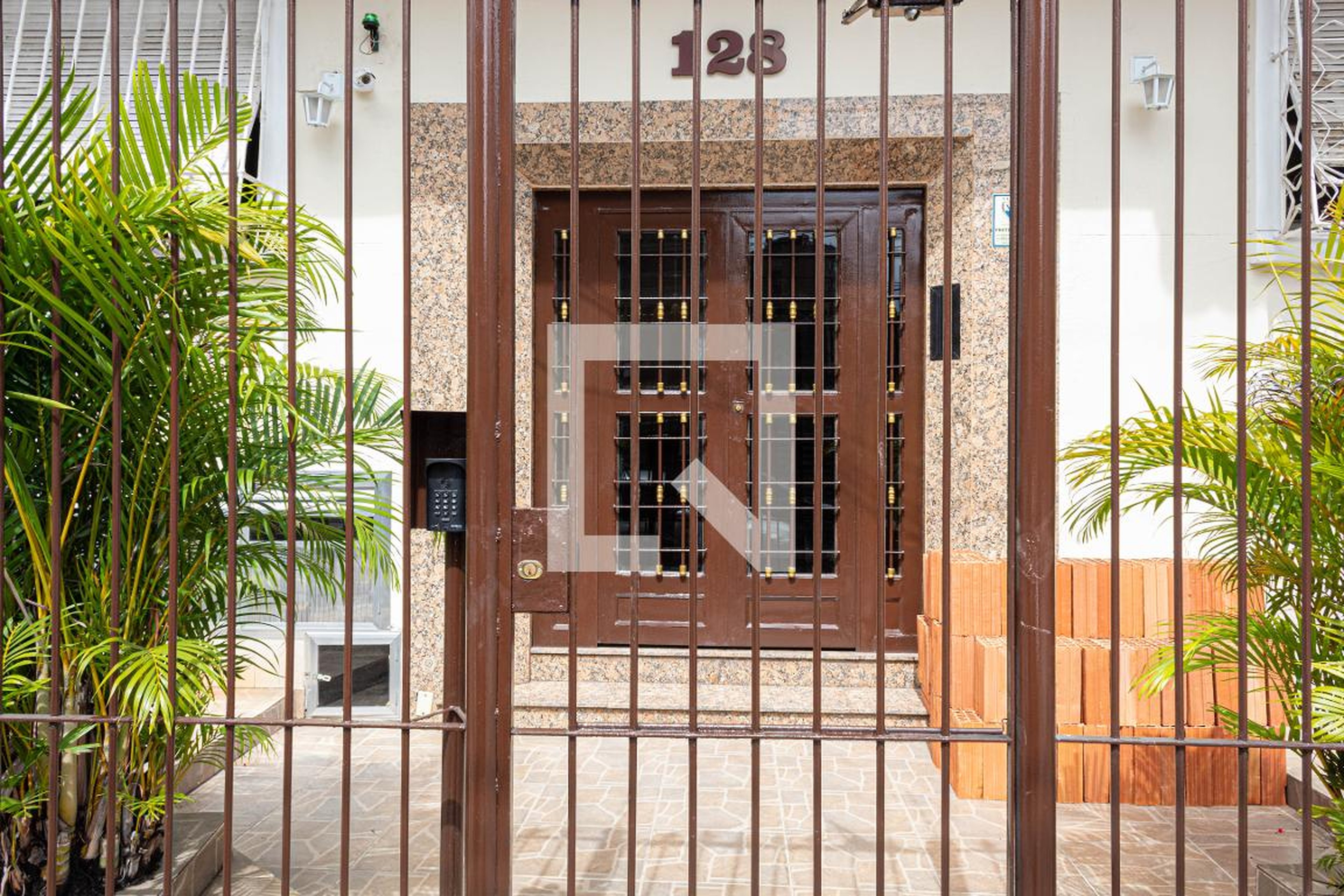 Fachada Condomínio em Rua Doutor Satamini, 128