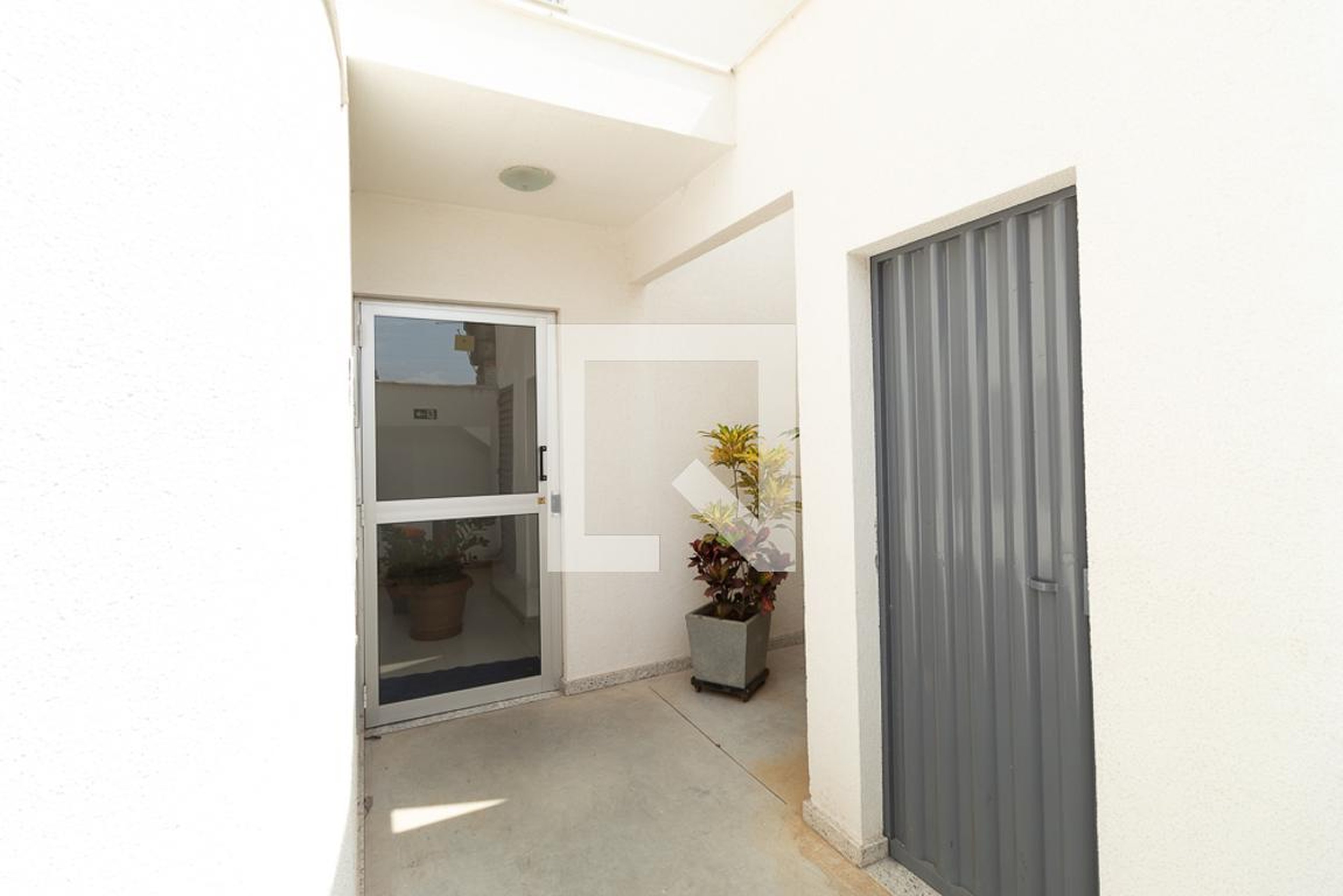 Hall de Entrada Condomínio em Rua José Flora, 240