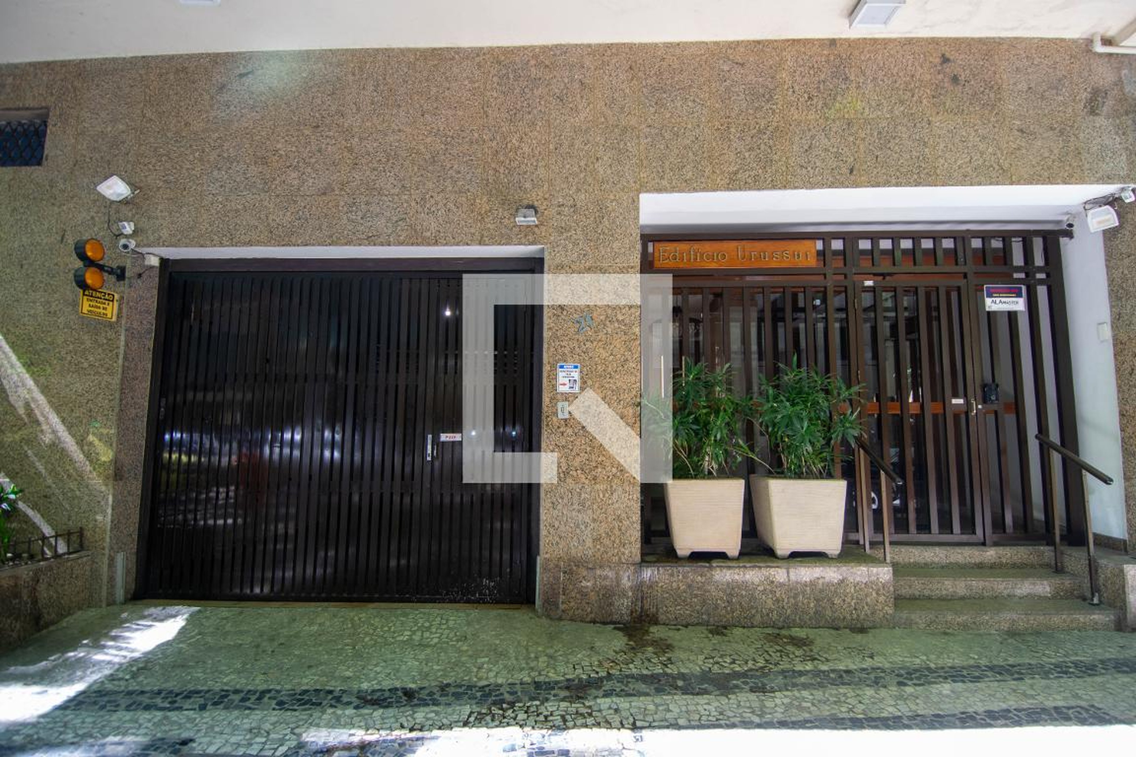 Fachada Condomínio em Rua Domingos Ferreira, 21