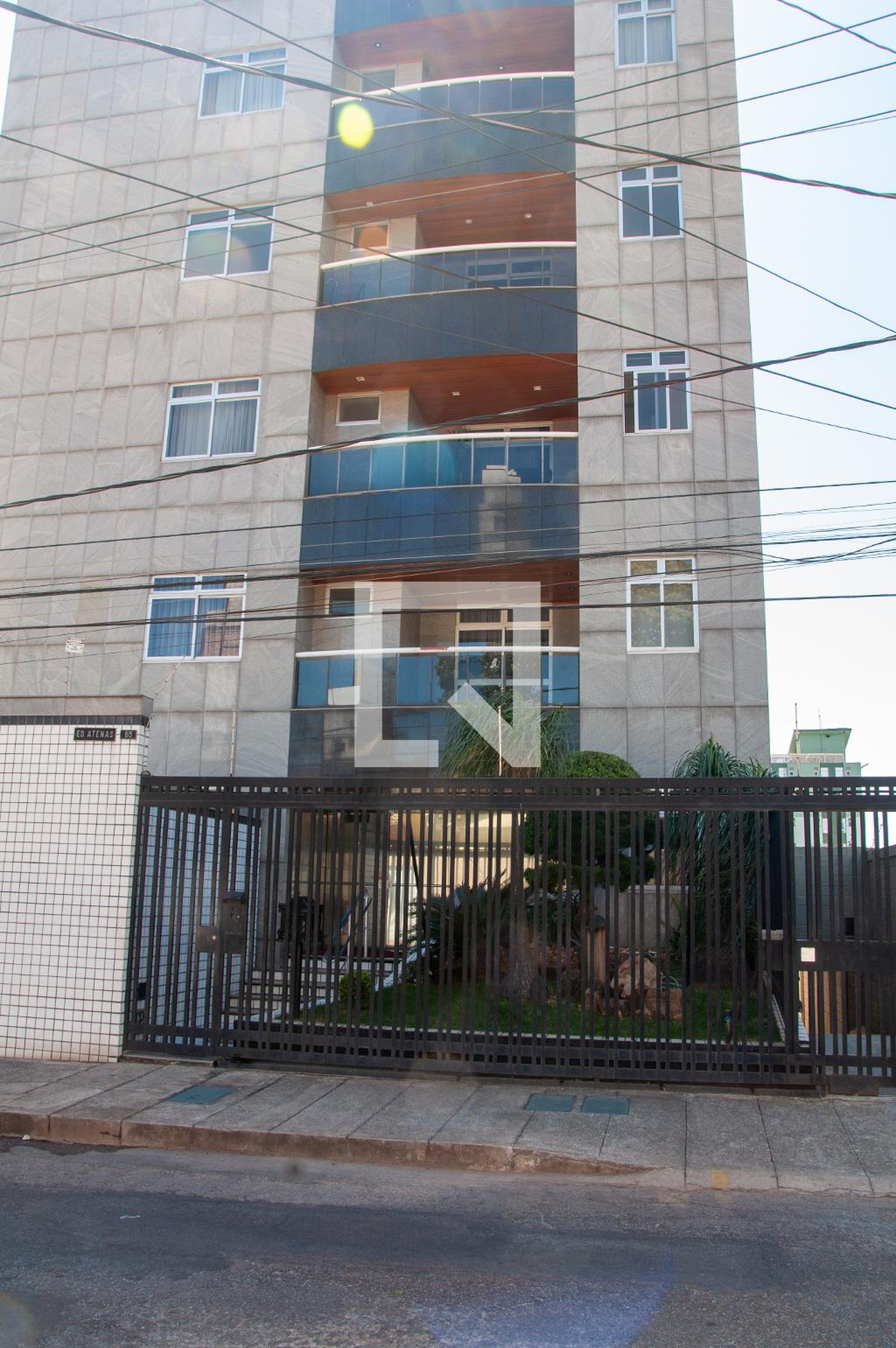 Fachada Condomínio em Rua dos Jatobás, 65