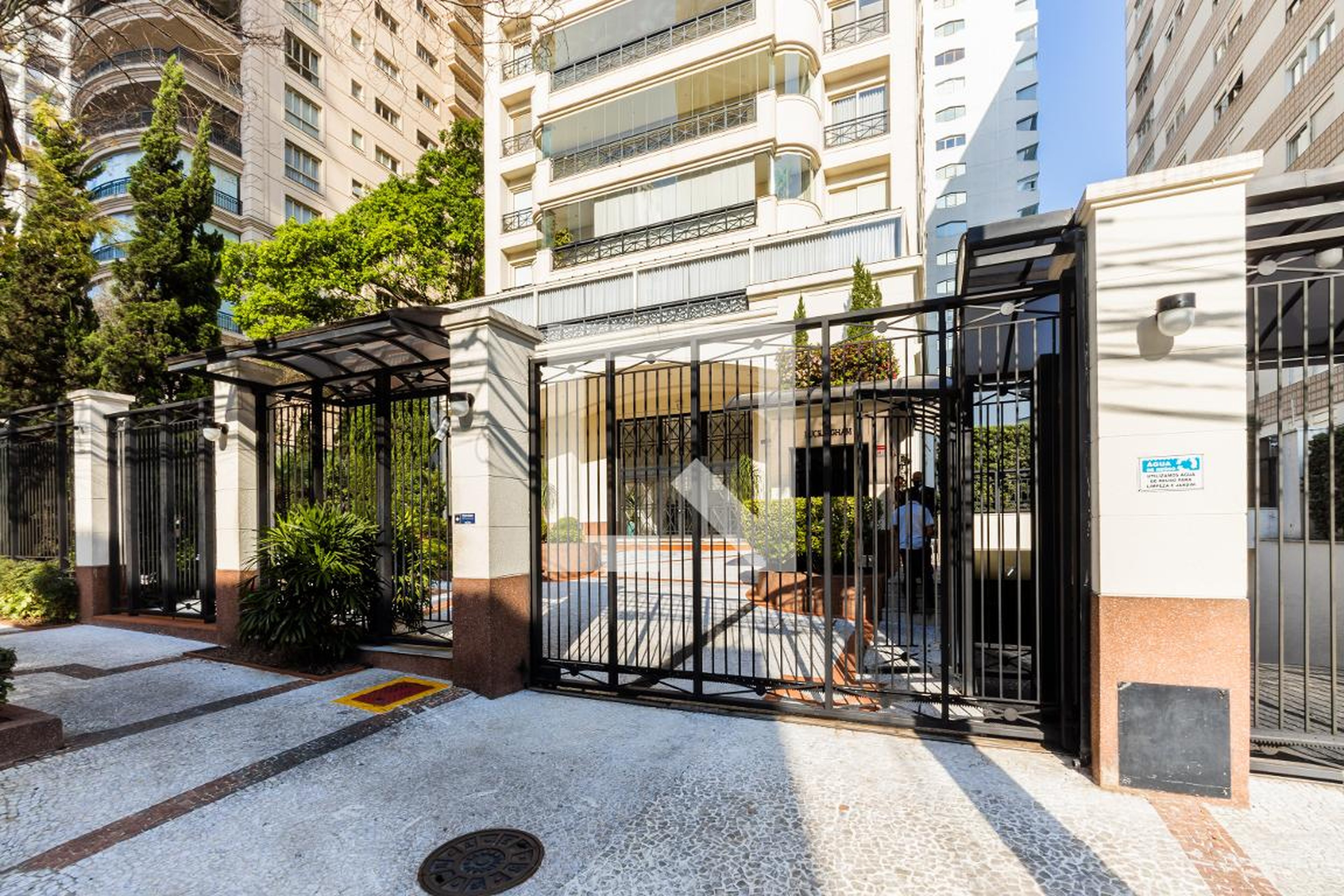 Fachada do Condomínio Condomínio em Rua Doutor Melo Alves, 718