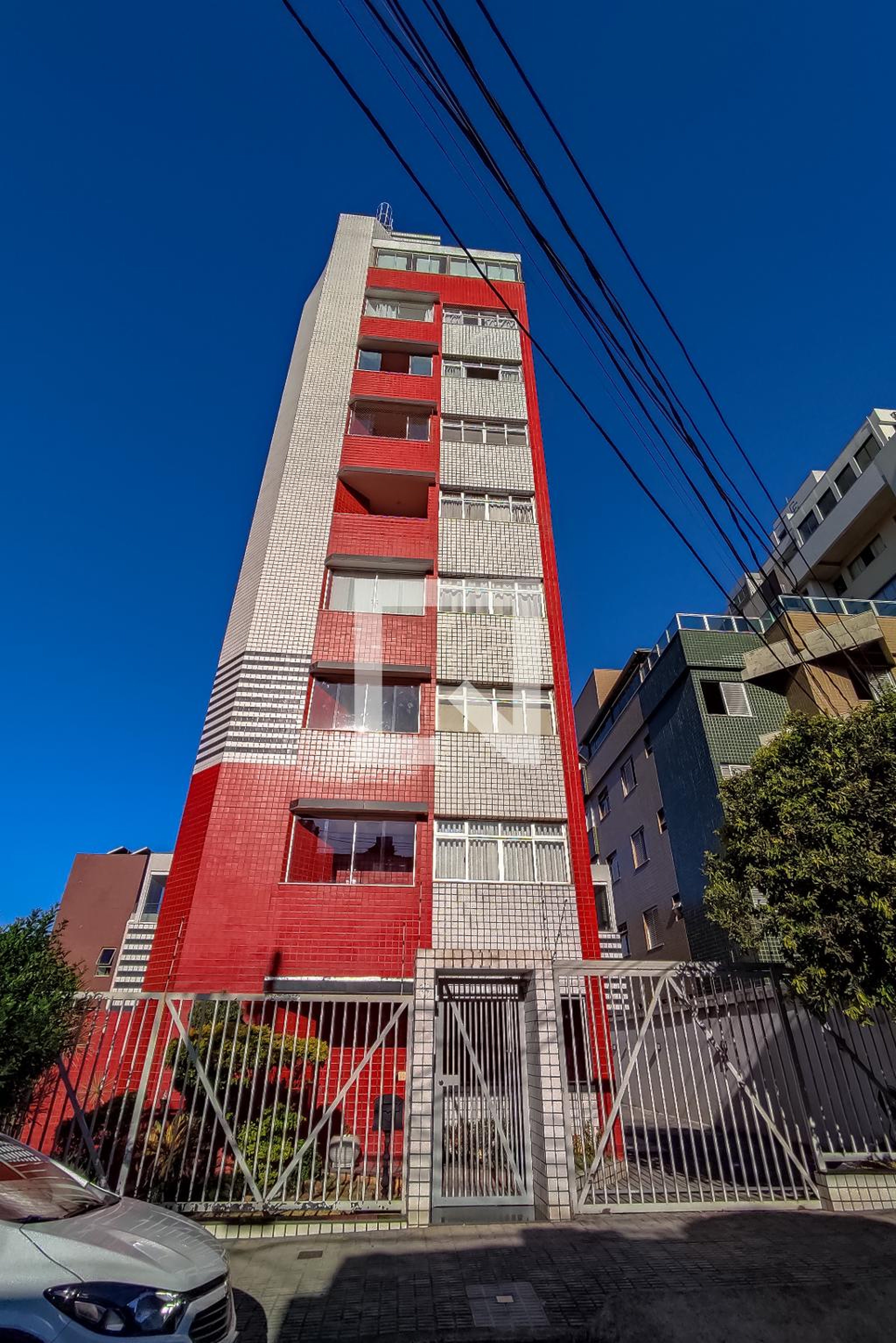 Fachada Condomínio em Rua Esmeralda, 393