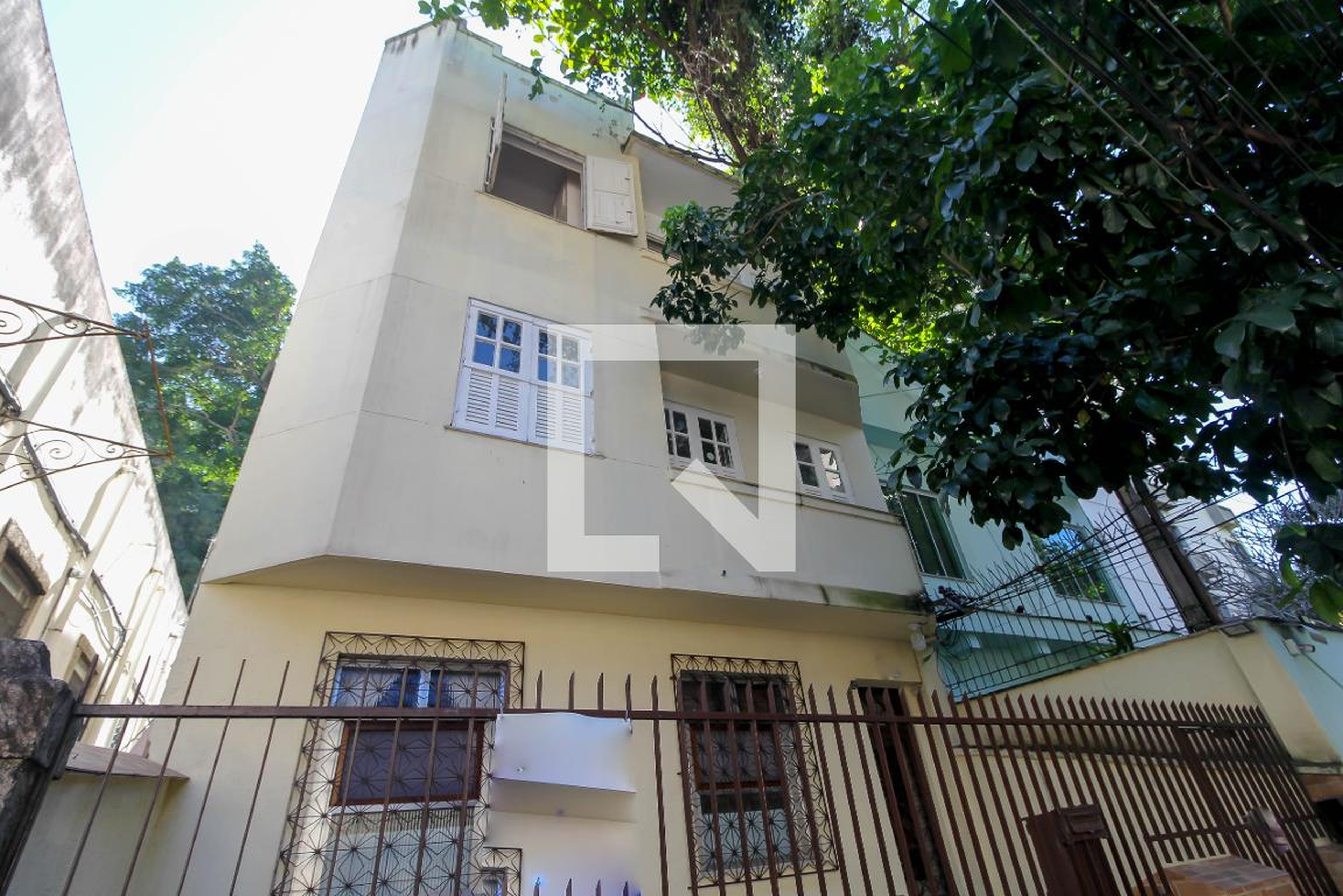 Fachada do Prédio Condomínio em Rua Alice, 234