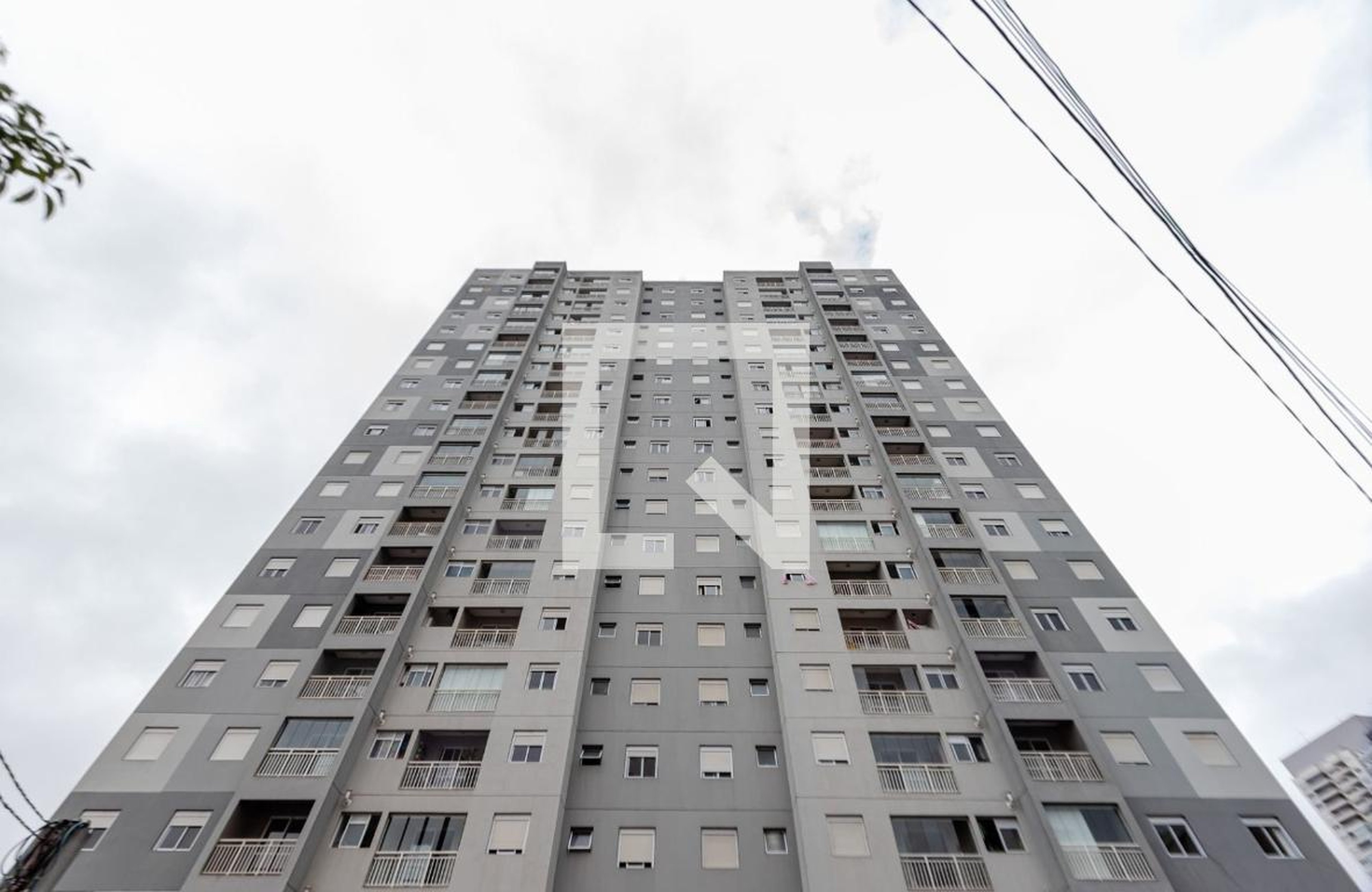 Fachada Condomínio em Rua Cascado, 64