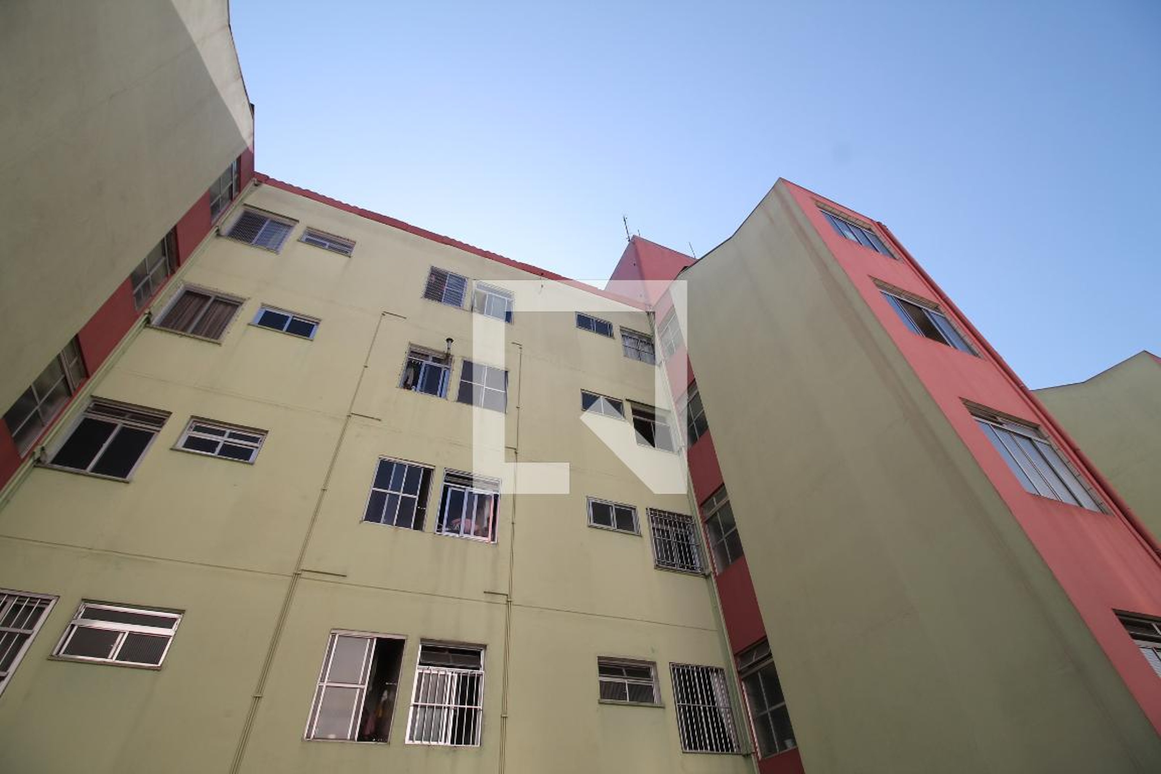 Fachada Condomínio em Rua Padre Estevão de Oliveira, 347