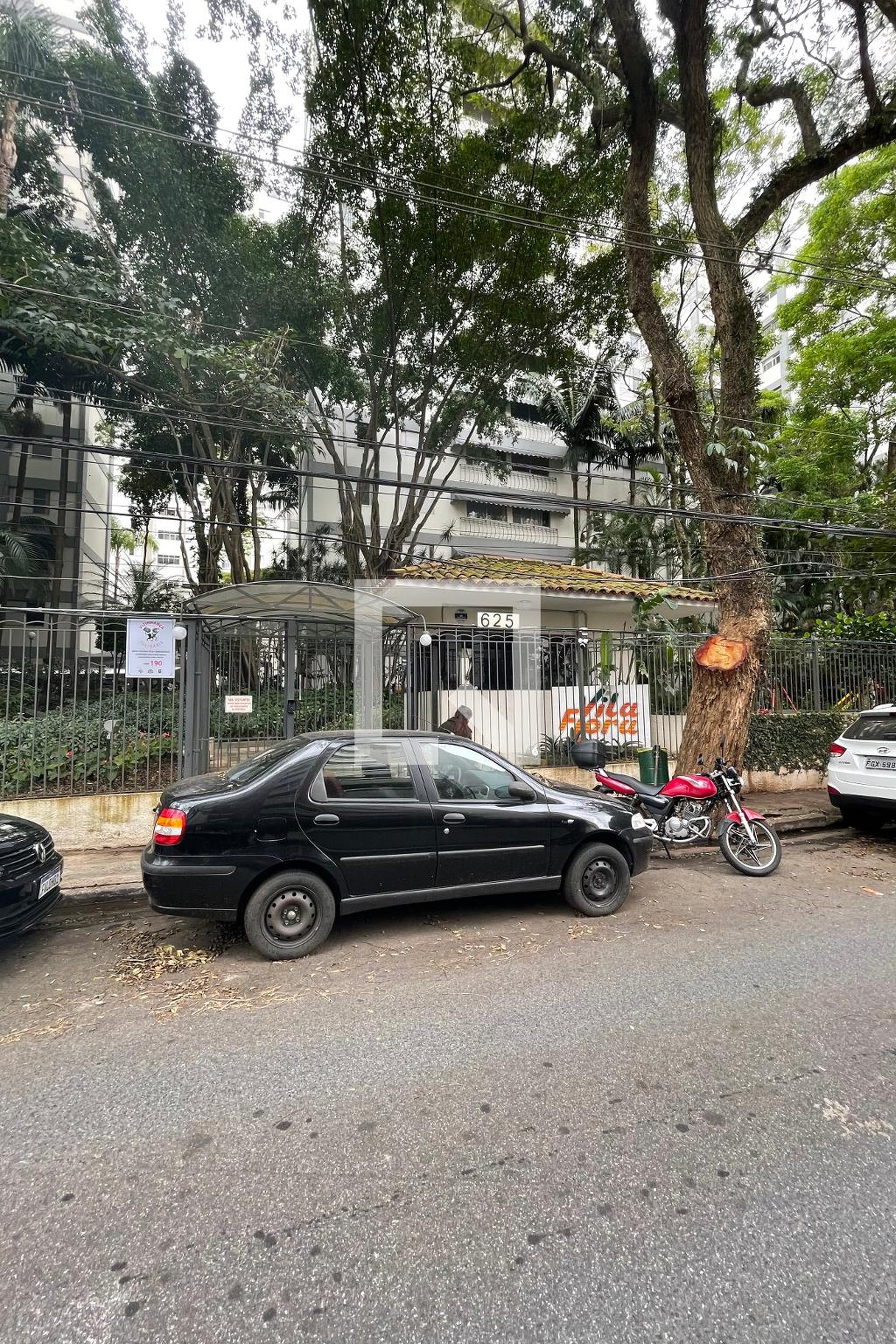 Fachada do Condomínio Condomínio Vila Flora