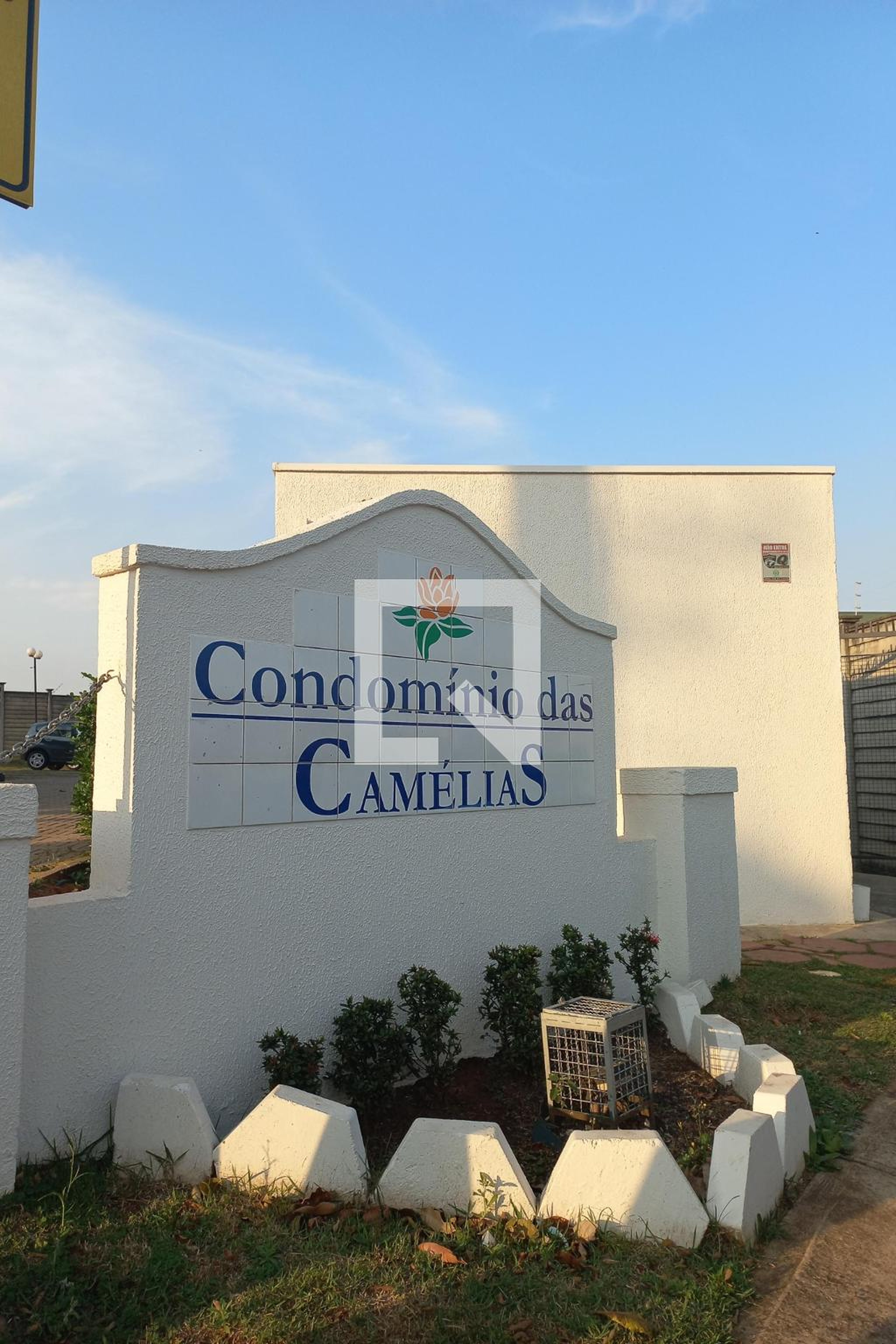 Fachada do Condomínio Condomínio Villa Flora