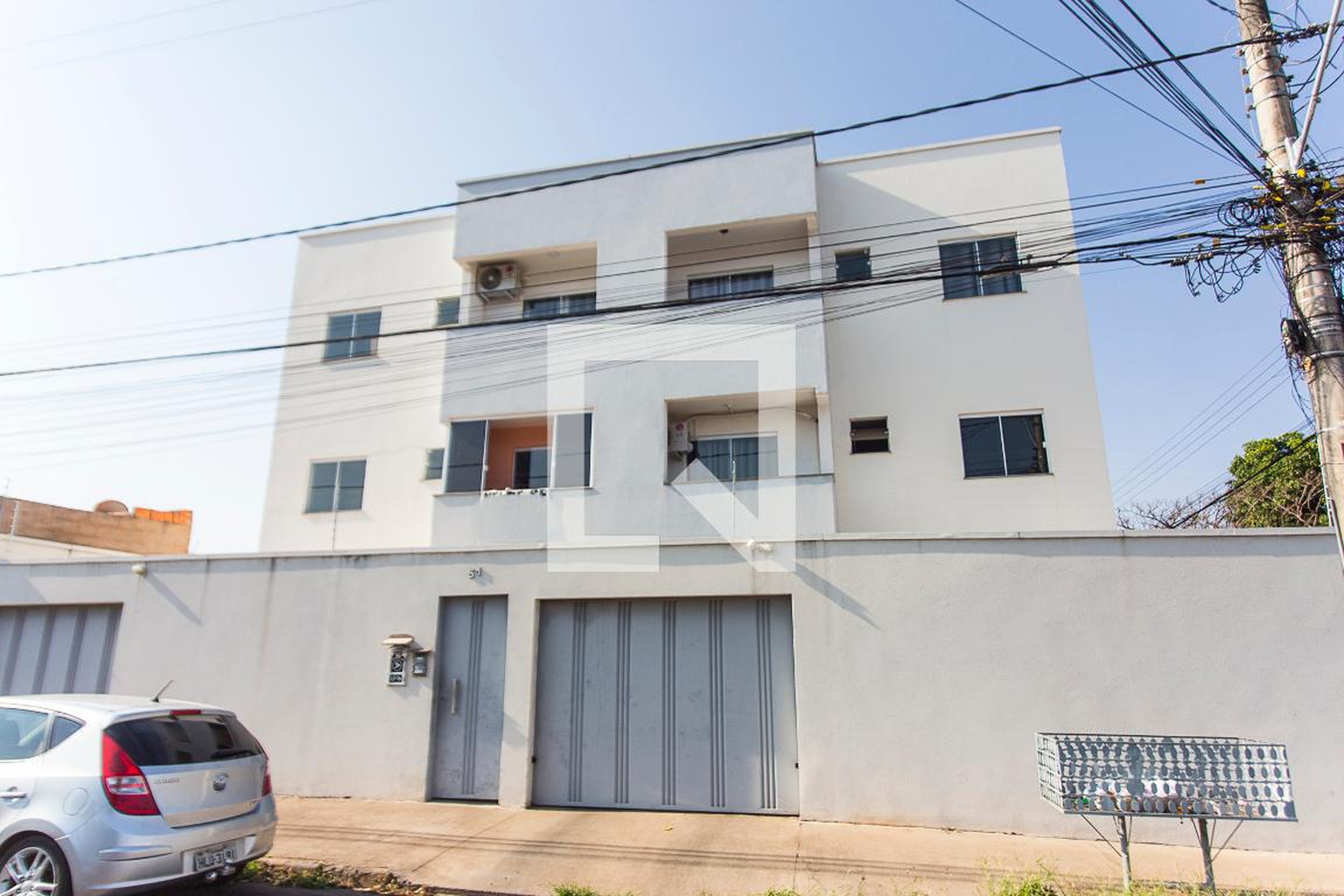 Fachada Condomínio em Rua Olávo Oliveira Marquez, 51