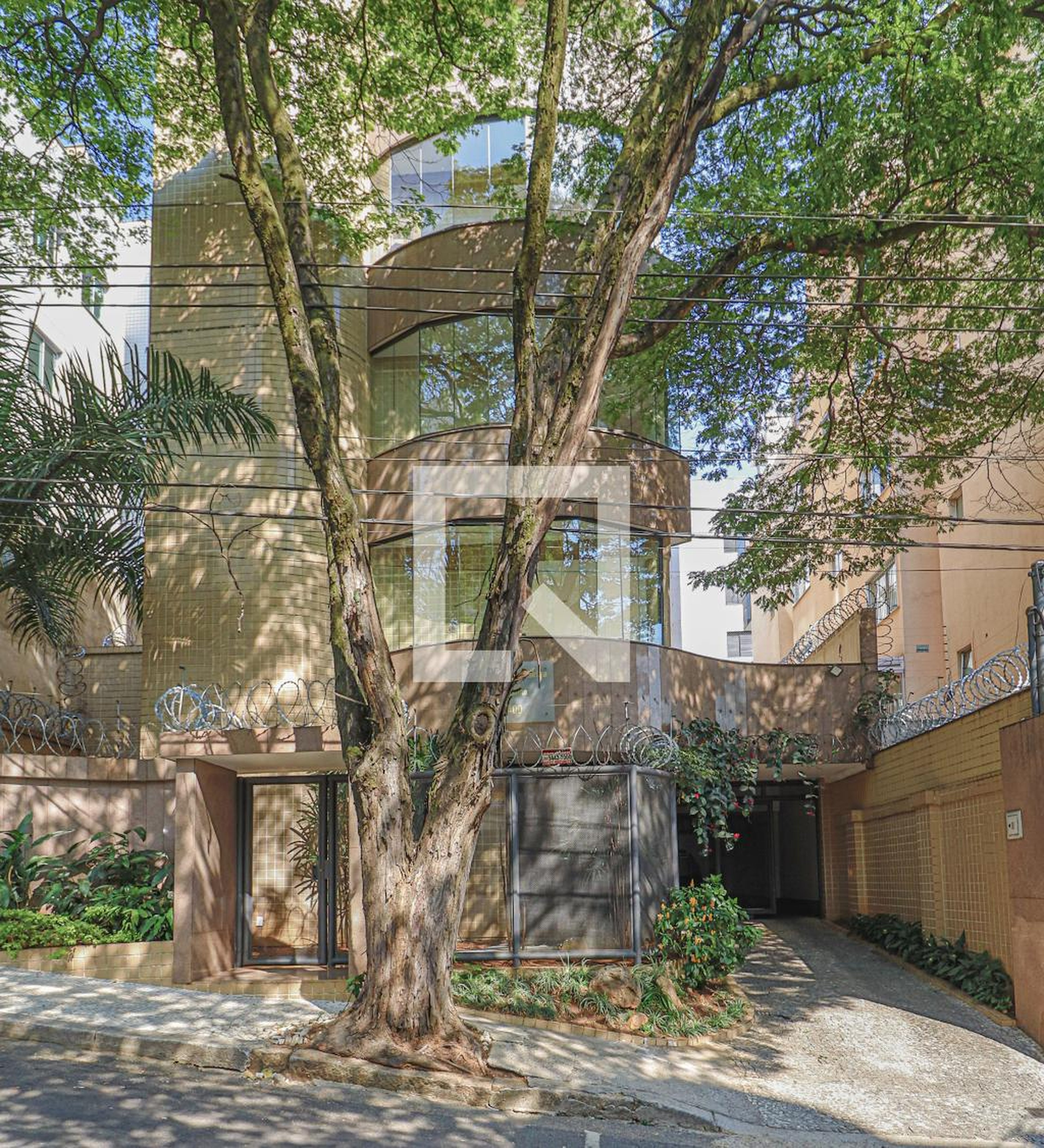 Fachada Condomínio em Rua Quintiliano Silva, 400