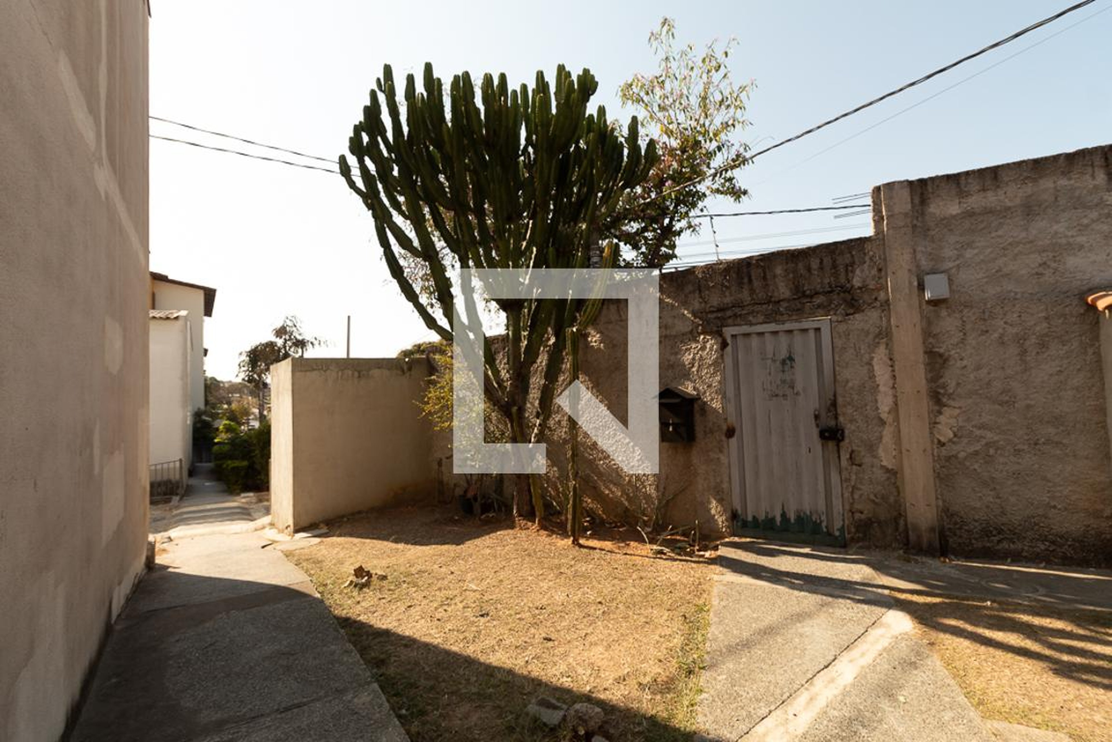 Entrada Condomínio em Rua Antônio de Paiva Meirelles, 117