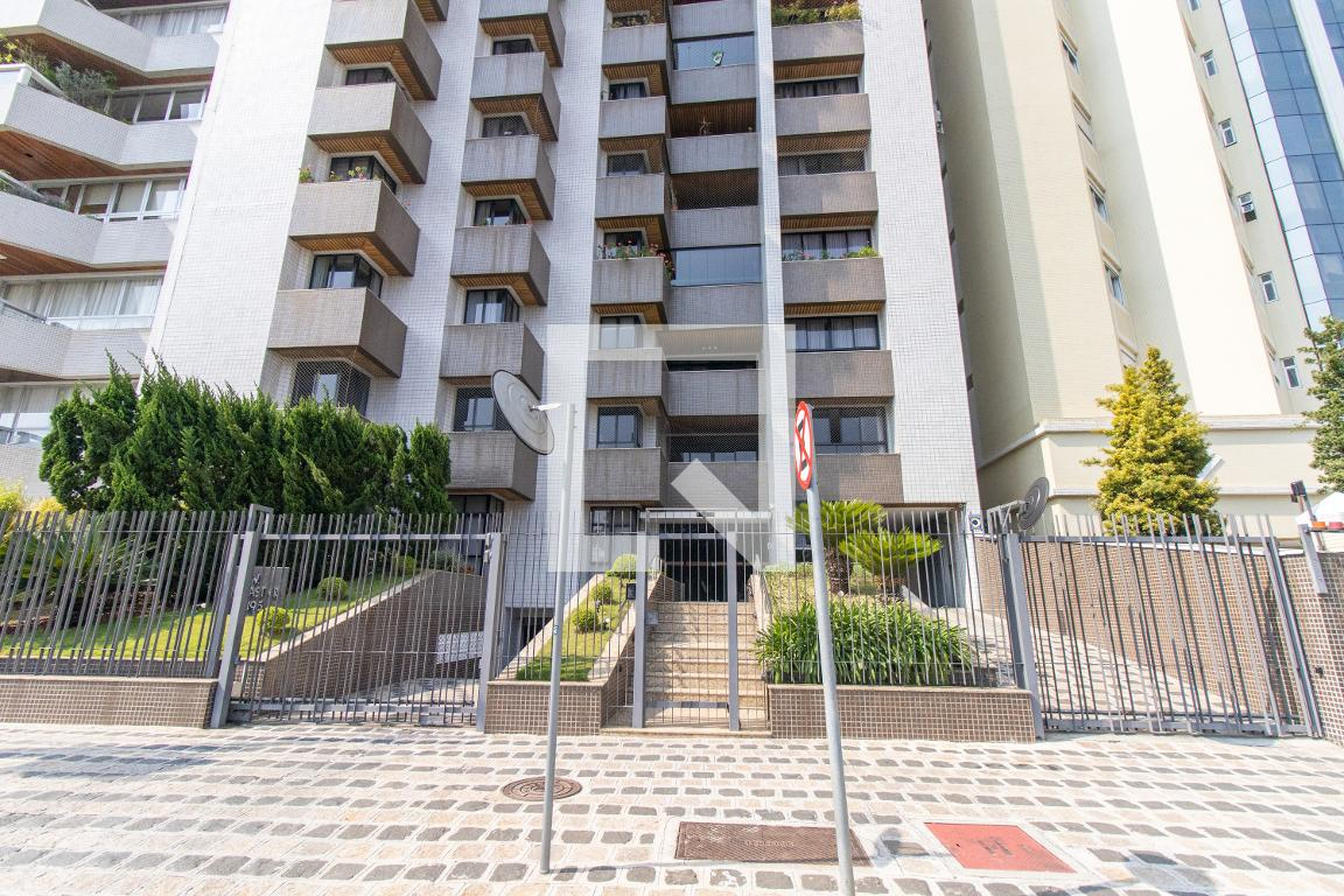 Fachada do Condomínio Condomínio em Avenida Visconde de Guarapuava, 4495