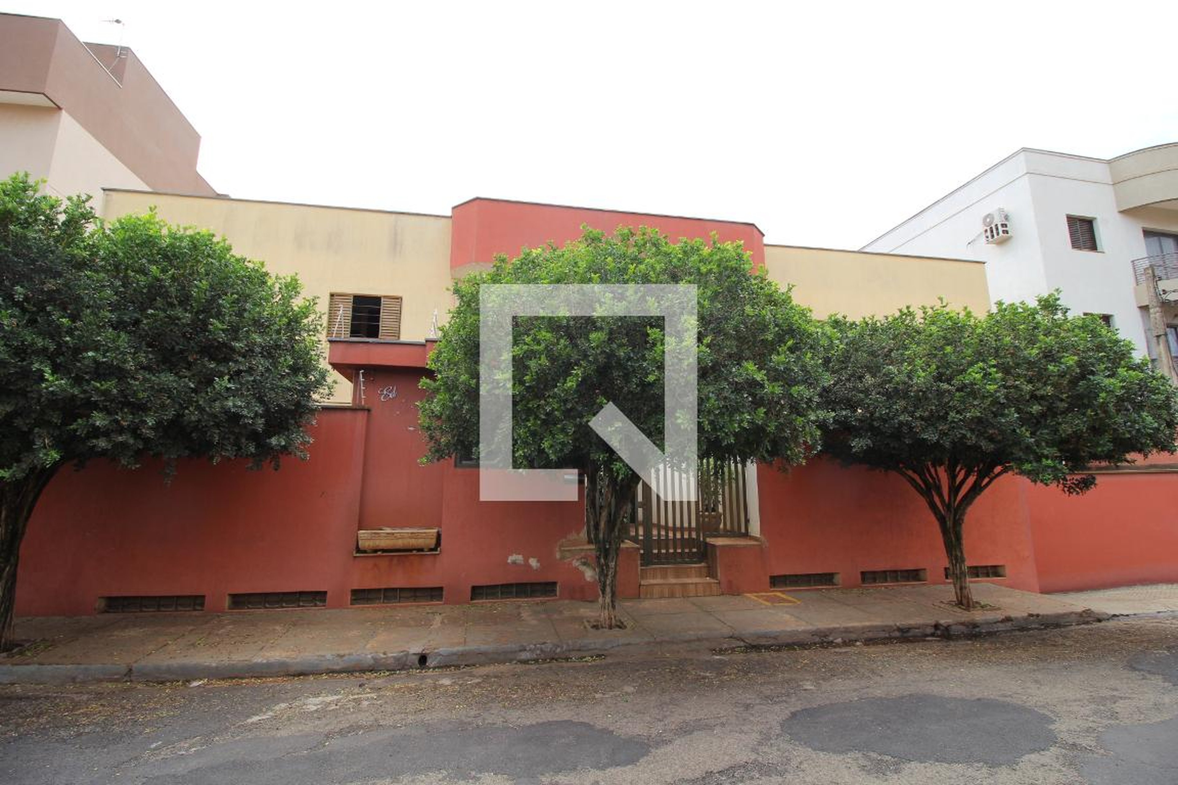 Fachada Condomínio em Rua Teresa Cristina, 2355