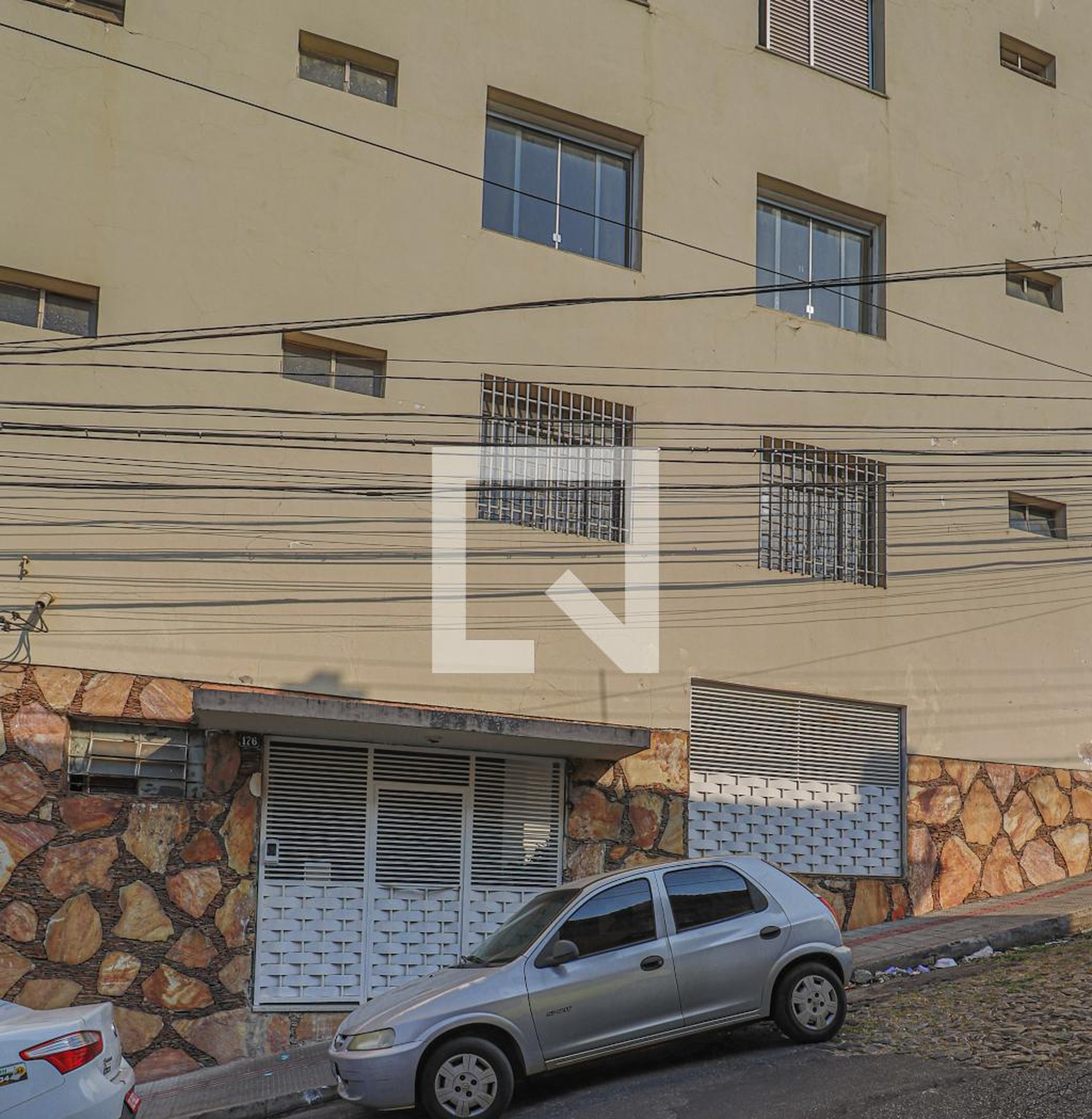 Fachada Condomínio em Rua Jequeri, 176