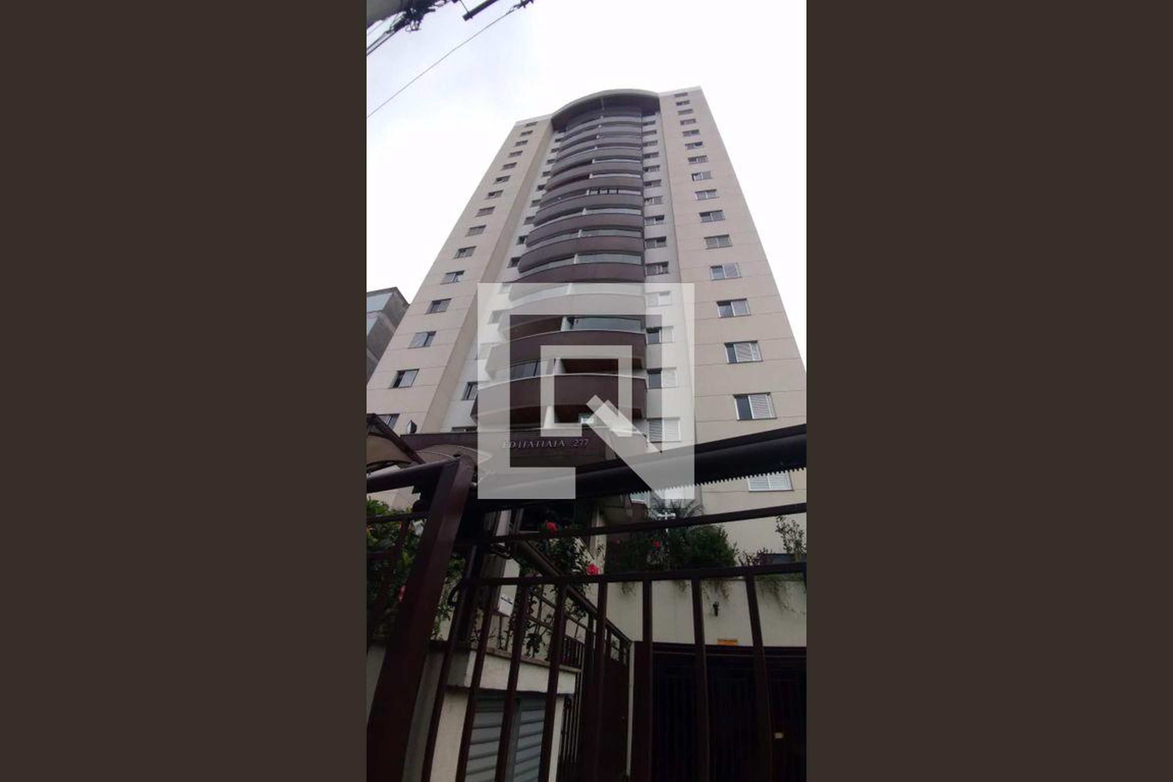 Fachada Condomínio em Rua dos Democratas, 227