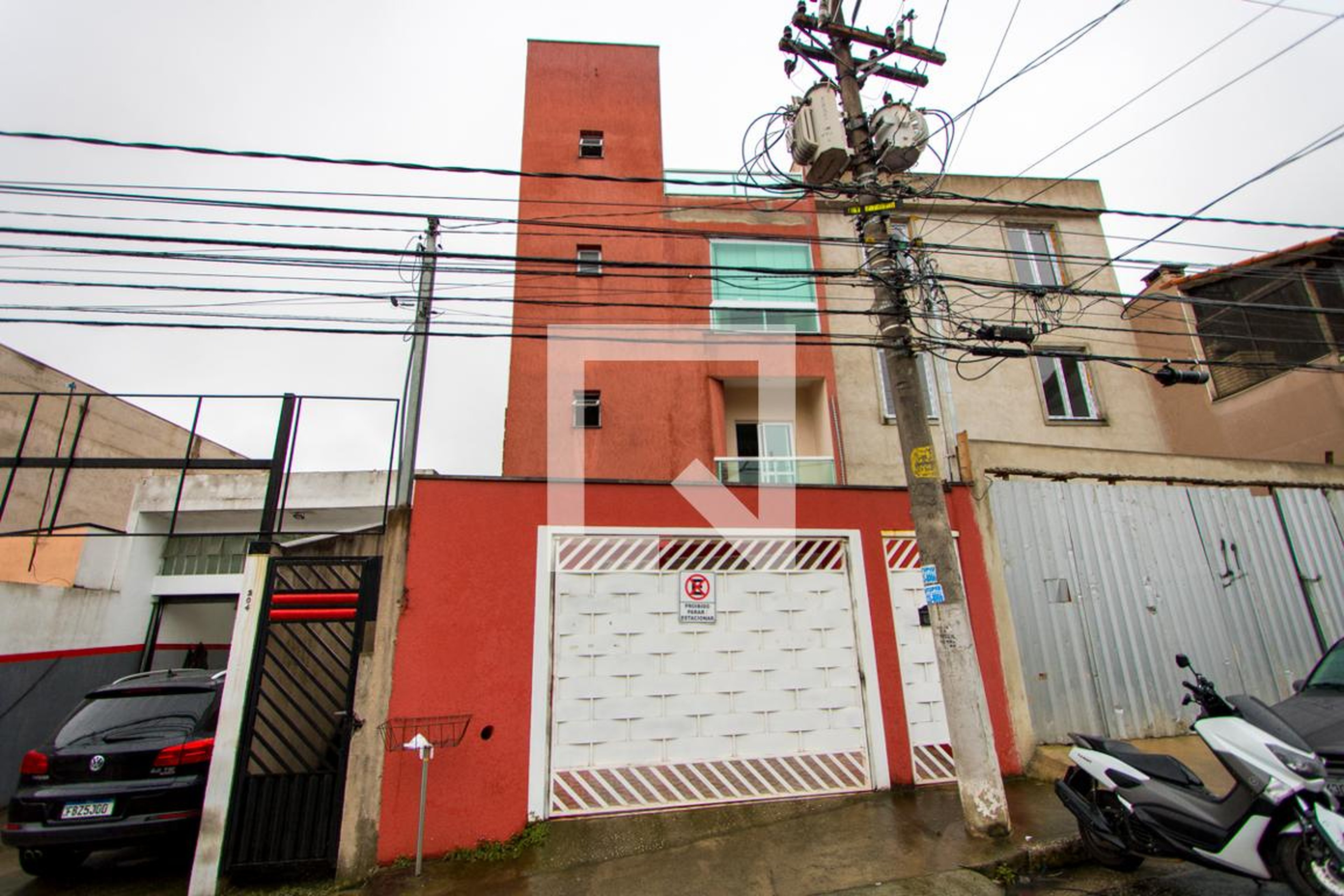 Fachada Condomínio em Rua Américo Guazeli, 196