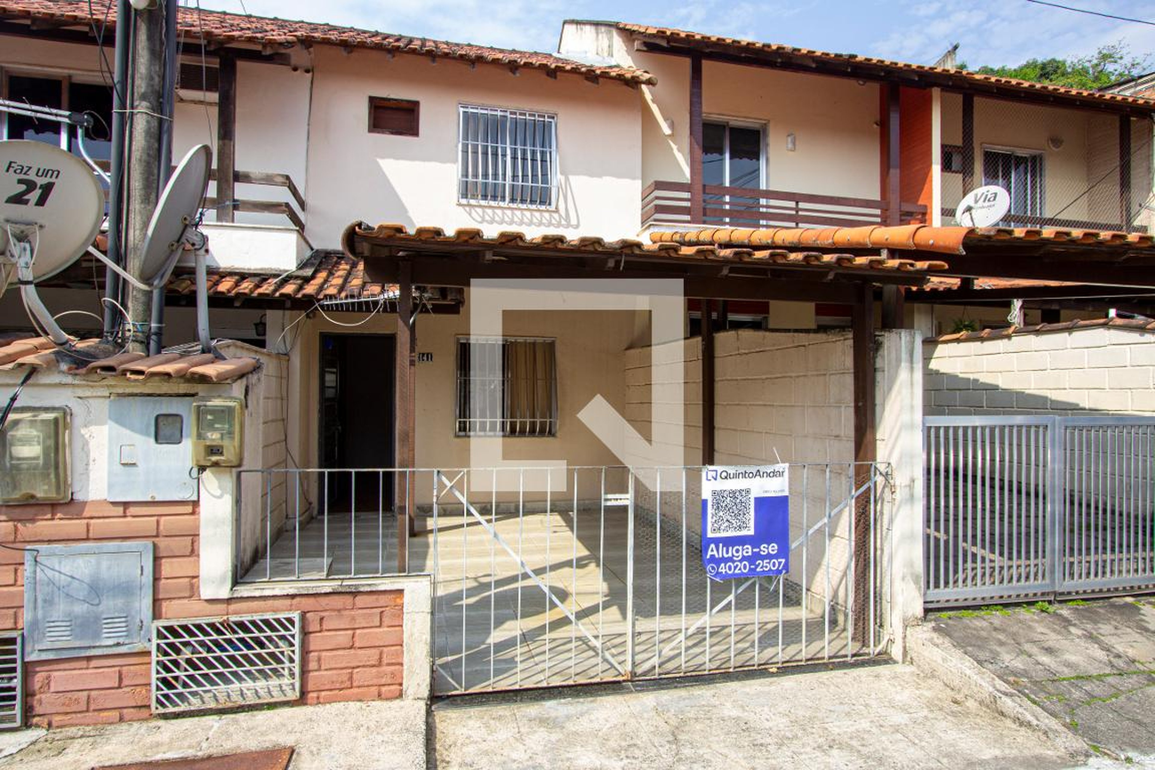 Fachada Condomínio em Estrada Vereador Luiz Carlos da Silva, 596