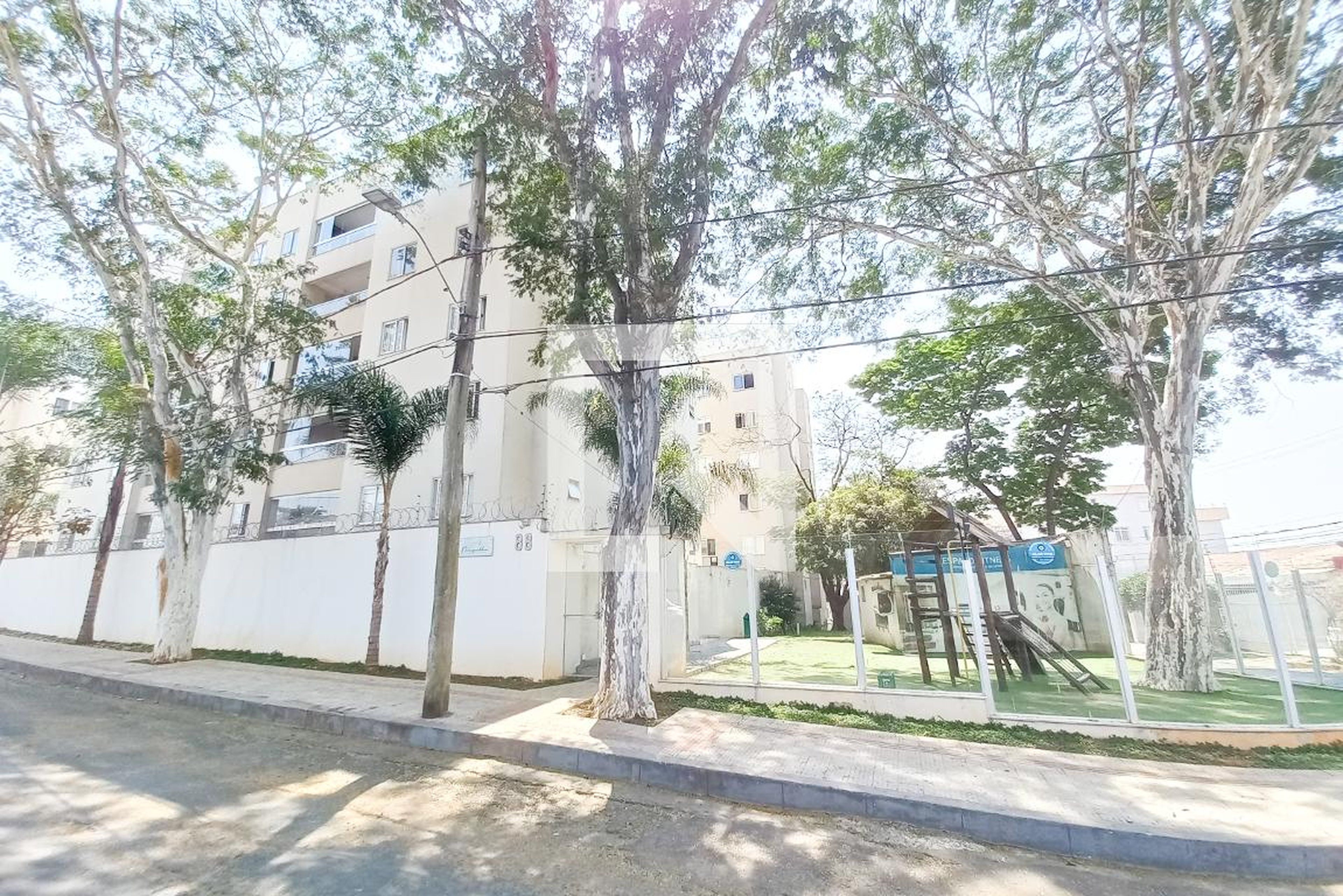 Fachada Condomínio em Rua Thomaz Naves, 88