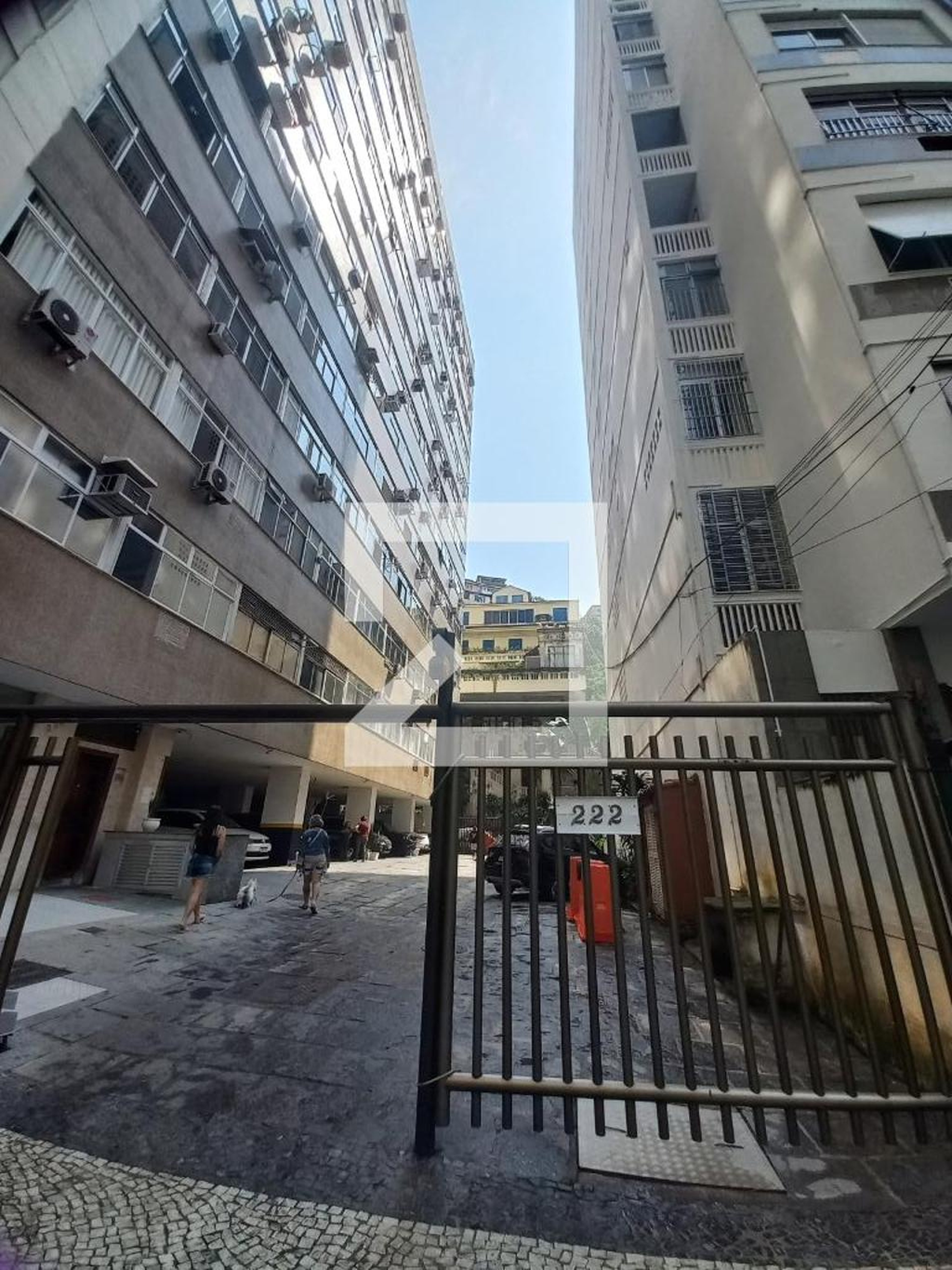 Fachada Condomínio em Rua General Ribeiro da Costa, 222/ 230fundos